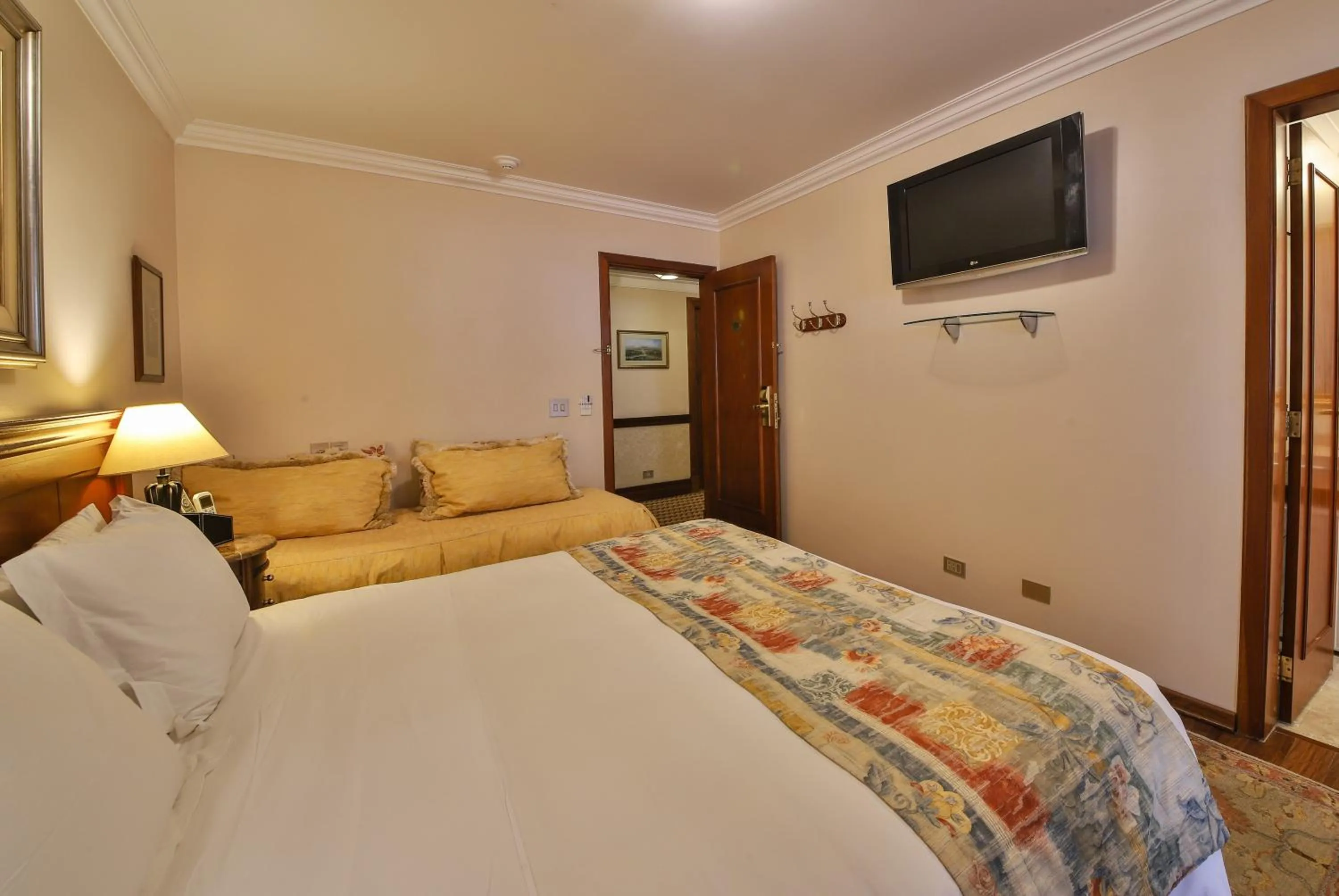 Bedroom, Bed in Le Suisse Elegance Hotel