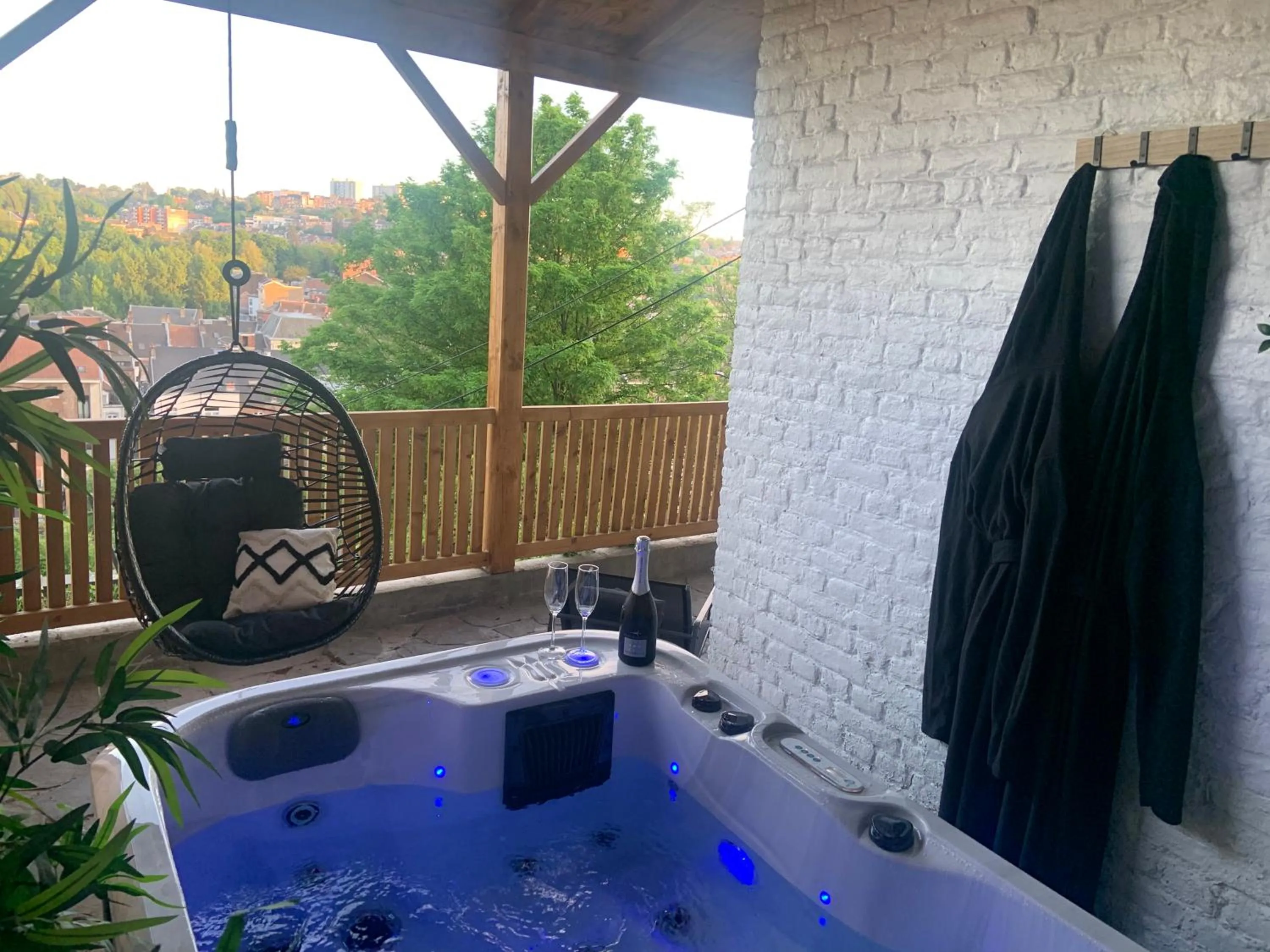 Spa and wellness centre/facilities in Suite Tino - Jacuzzi privé, cabine infrarouge & vue