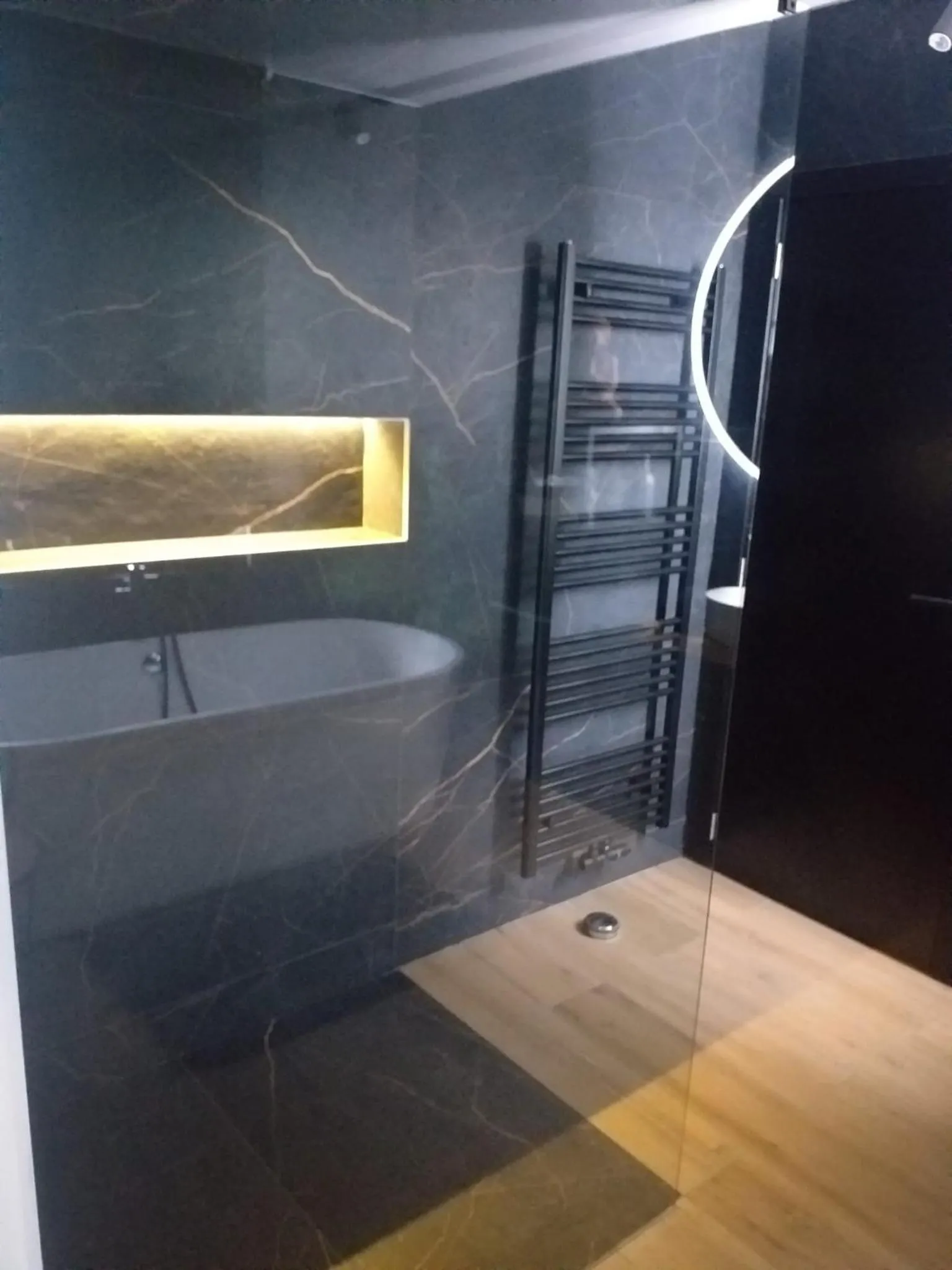 Shower, Bed in Suite Tino - Jacuzzi privé, cabine infrarouge & vue