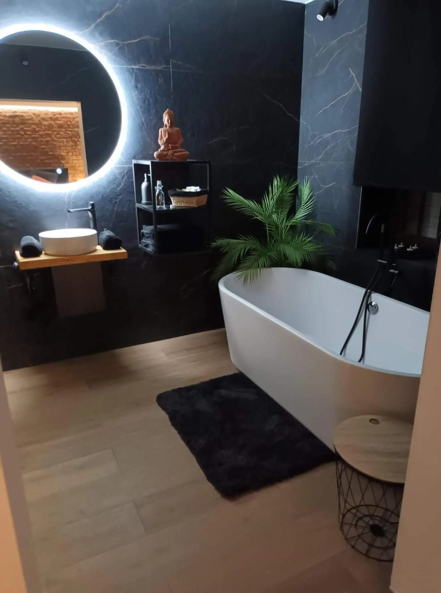 Bathroom in Suite Tino - Jacuzzi privé, cabine infrarouge & vue
