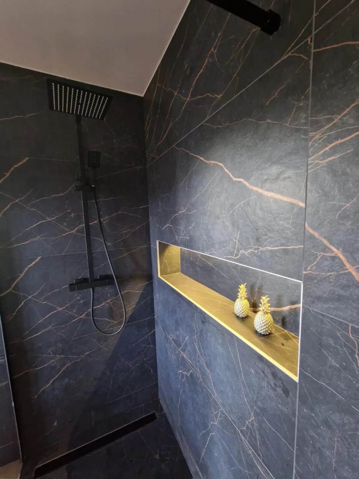 Bathroom in Suite Tino - Jacuzzi privé, cabine infrarouge & vue