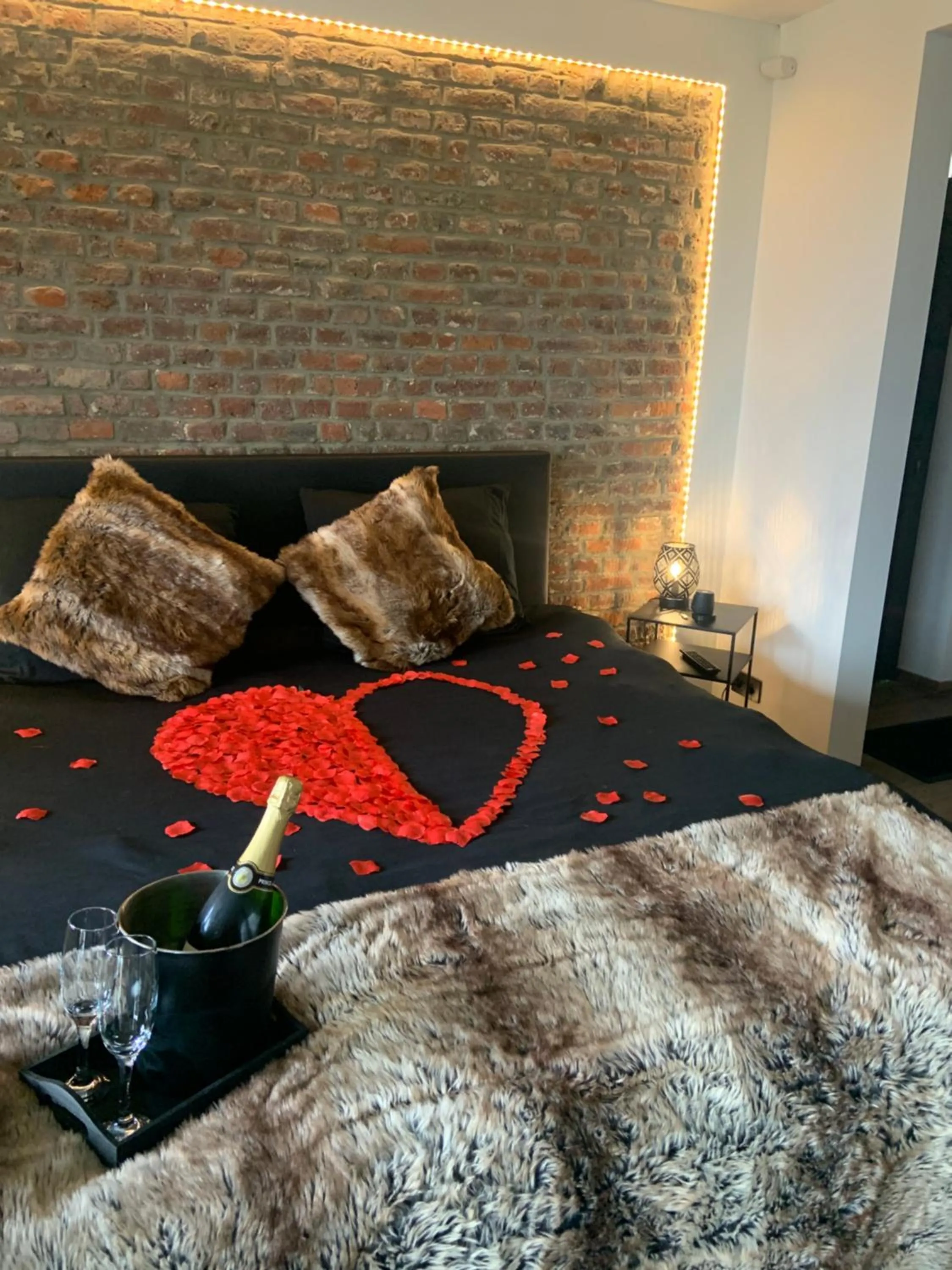 Bed in Suite Tino - Jacuzzi privé, cabine infrarouge & vue