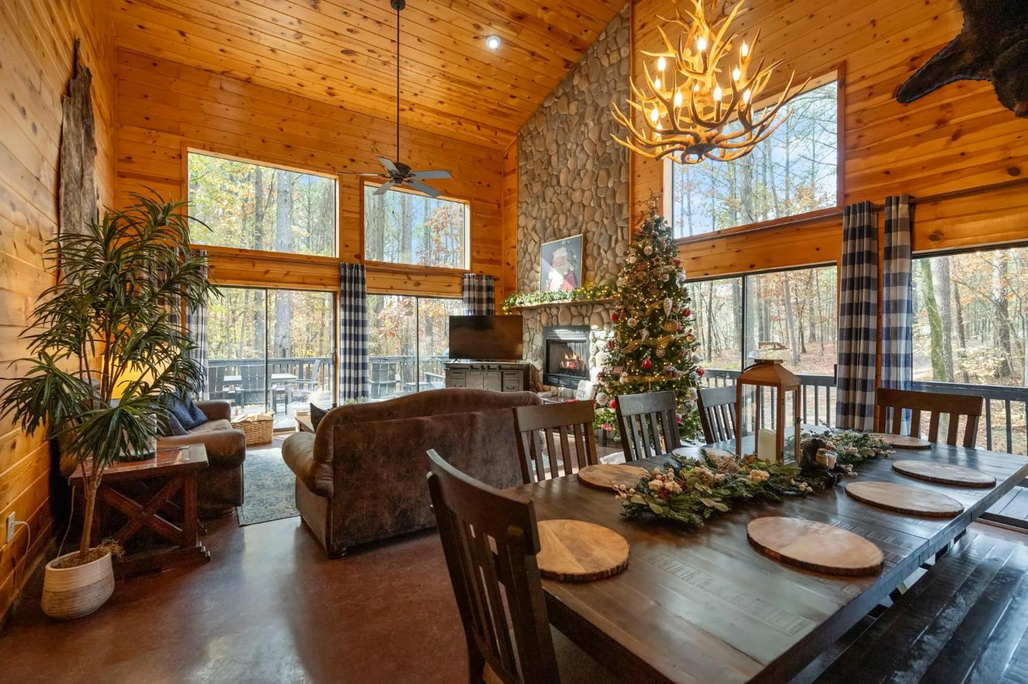 Hickory Bear - Cabin surrounded by pines, Sleeps 10, Hot Tub, Fire Pit, Arcade, Foosball Table & Deck Slide