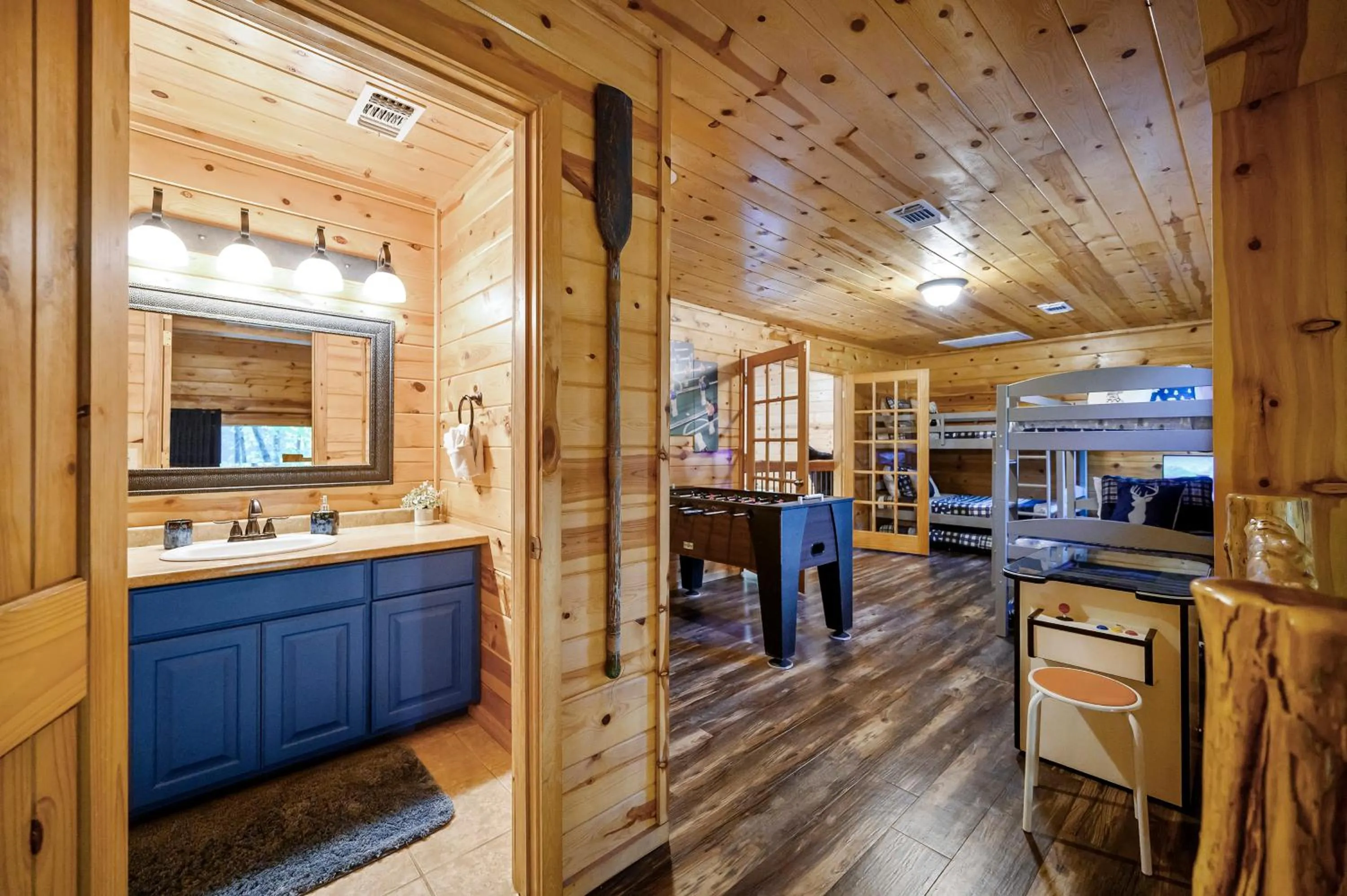 Hickory Bear - Cabin surrounded by pines, Sleeps 10, Hot Tub, Fire Pit, Arcade, Foosball Table & Deck Slide