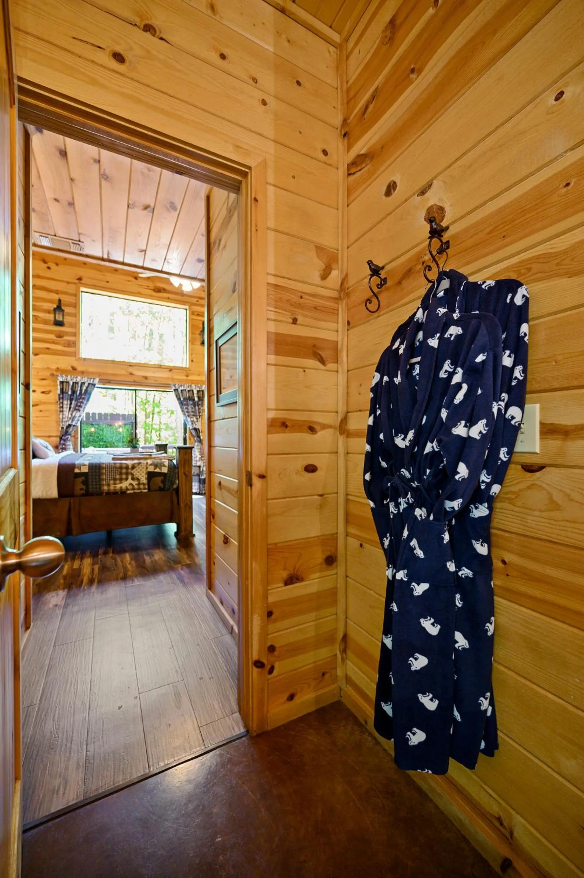Hickory Bear - Cabin surrounded by pines, Sleeps 10, Hot Tub, Fire Pit, Arcade, Foosball Table & Deck Slide