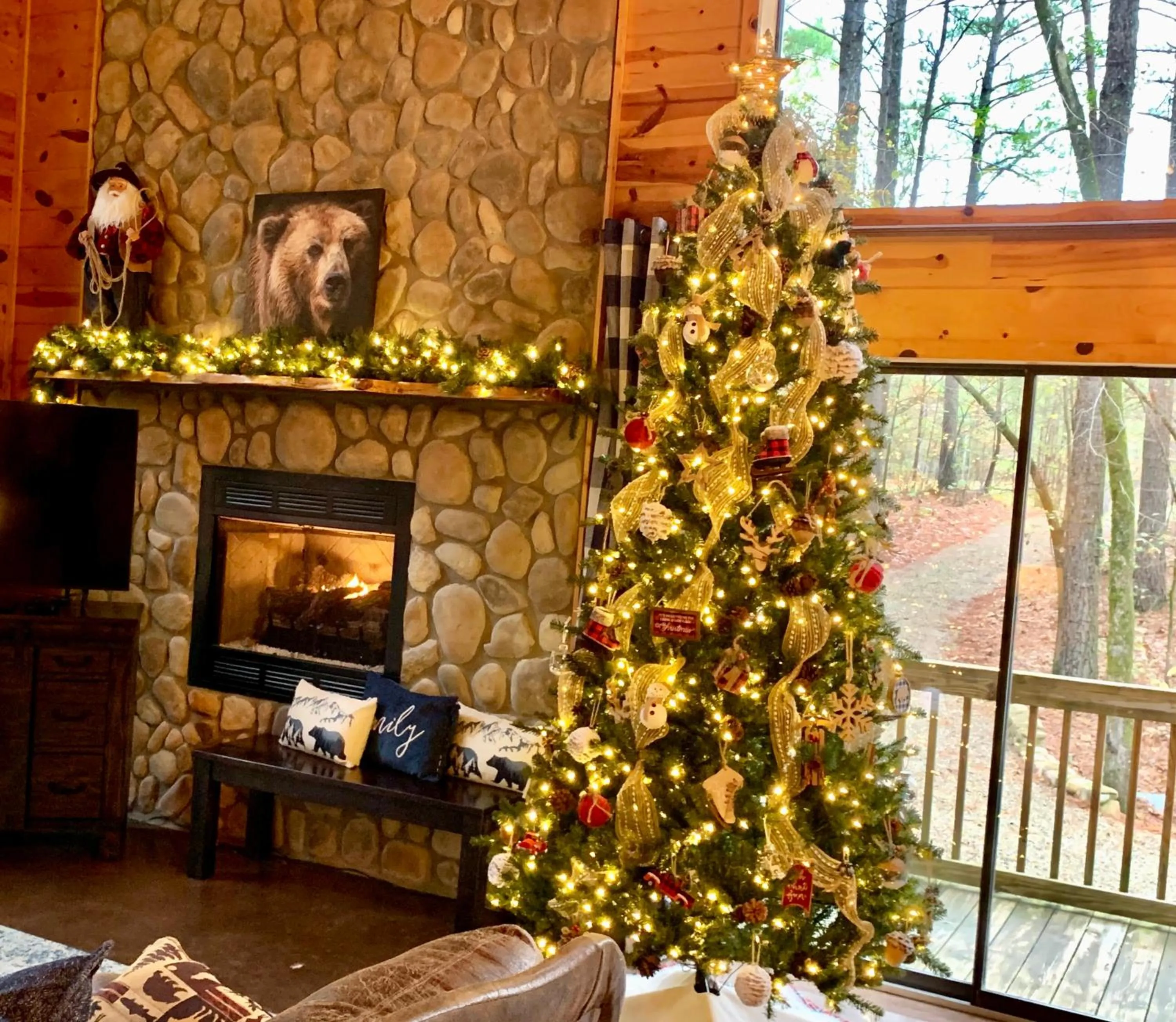 Winter in Hickory Bear - Cabin surrounded by pines, Sleeps 10, Hot Tub, Fire Pit, Arcade, Foosball Table & Deck Slide