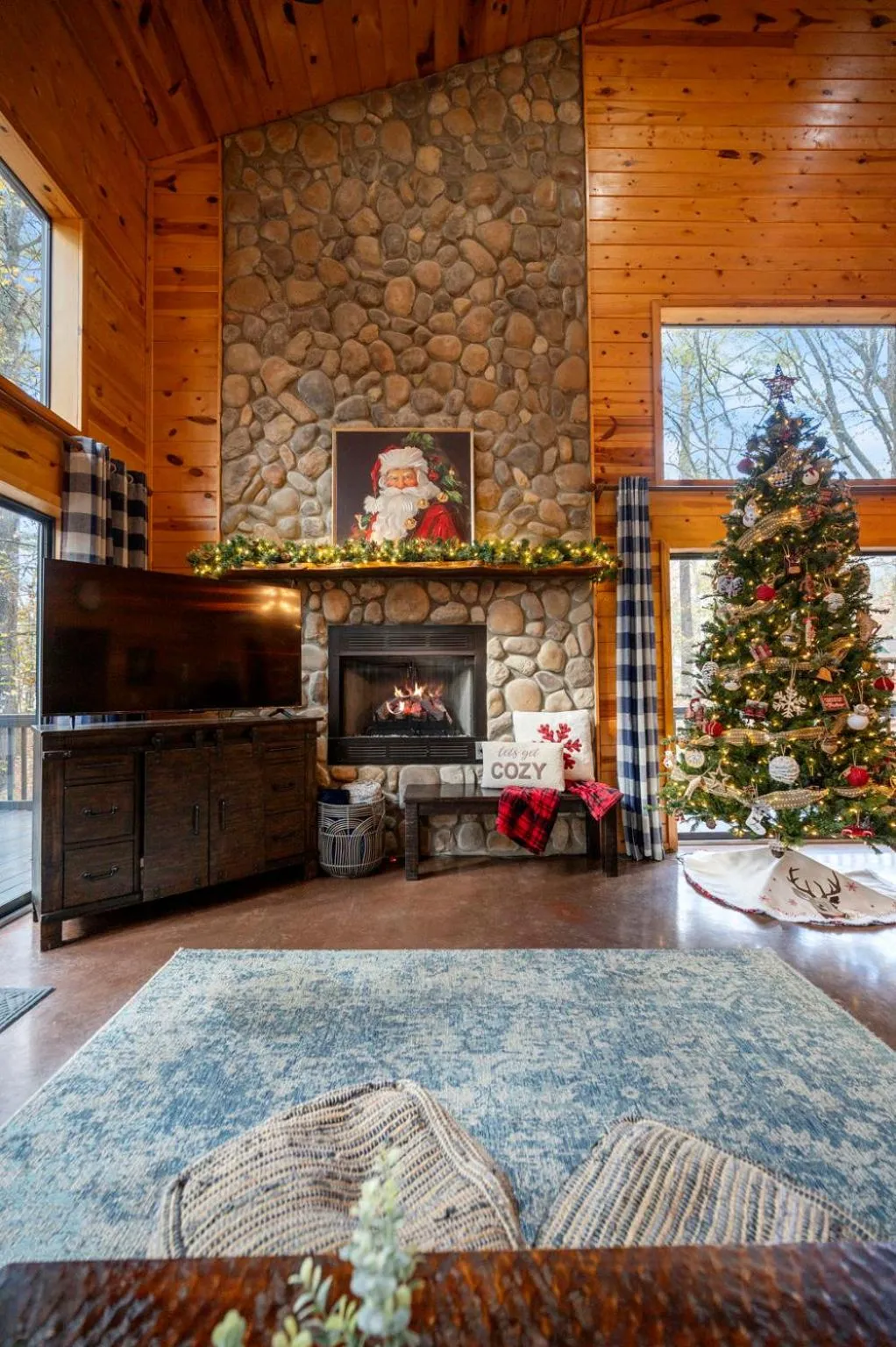 Hickory Bear - Cabin surrounded by pines, Sleeps 10, Hot Tub, Fire Pit, Arcade, Foosball Table & Deck Slide