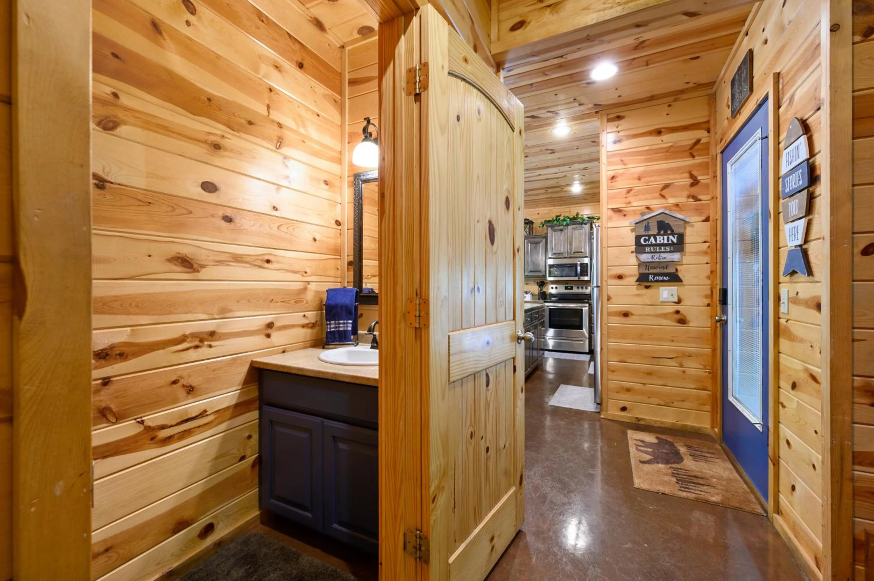 Bathroom in Hickory Bear - Cabin surrounded by pines, Sleeps 10, Hot Tub, Fire Pit, Arcade, Foosball Table & Deck Slide
