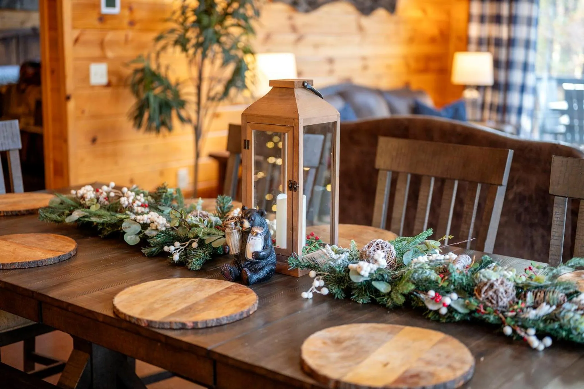 Hickory Bear - Cabin surrounded by pines, Sleeps 10, Hot Tub, Fire Pit, Arcade, Foosball Table & Deck Slide