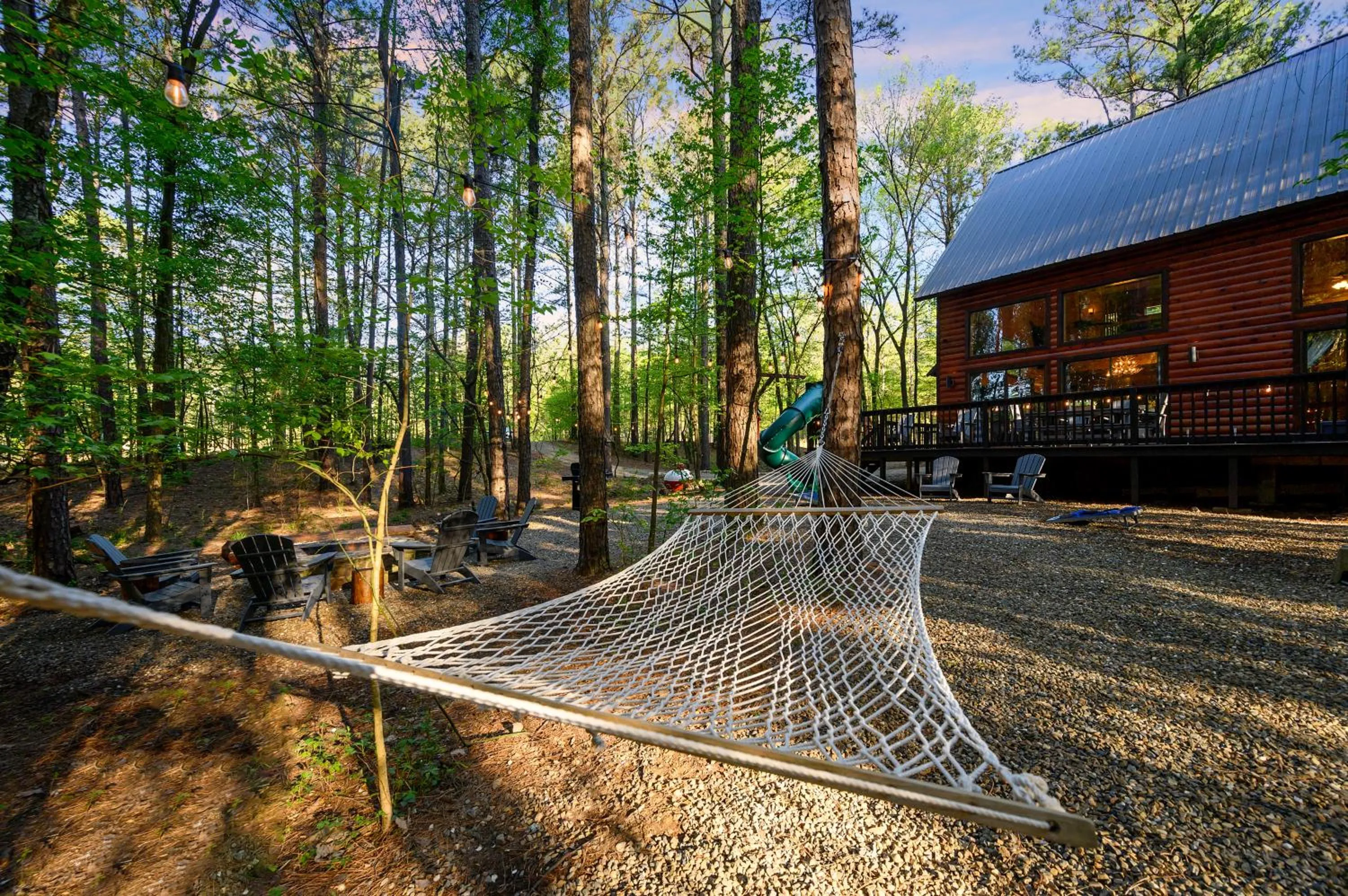 Hickory Bear - Cabin surrounded by pines, Sleeps 10, Hot Tub, Fire Pit, Arcade, Foosball Table & Deck Slide