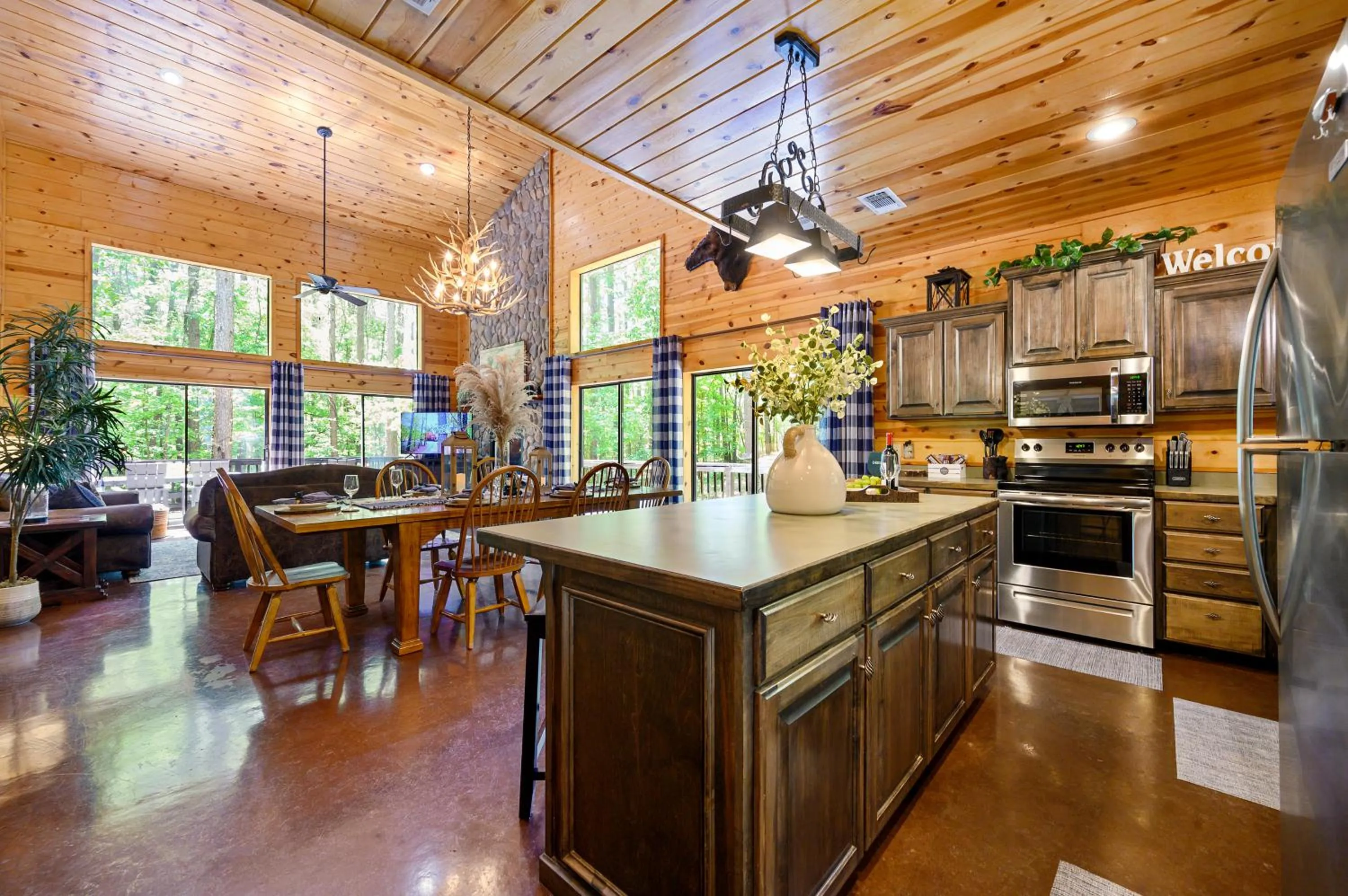 Hickory Bear - Cabin surrounded by pines, Sleeps 10, Hot Tub, Fire Pit, Arcade, Foosball Table & Deck Slide