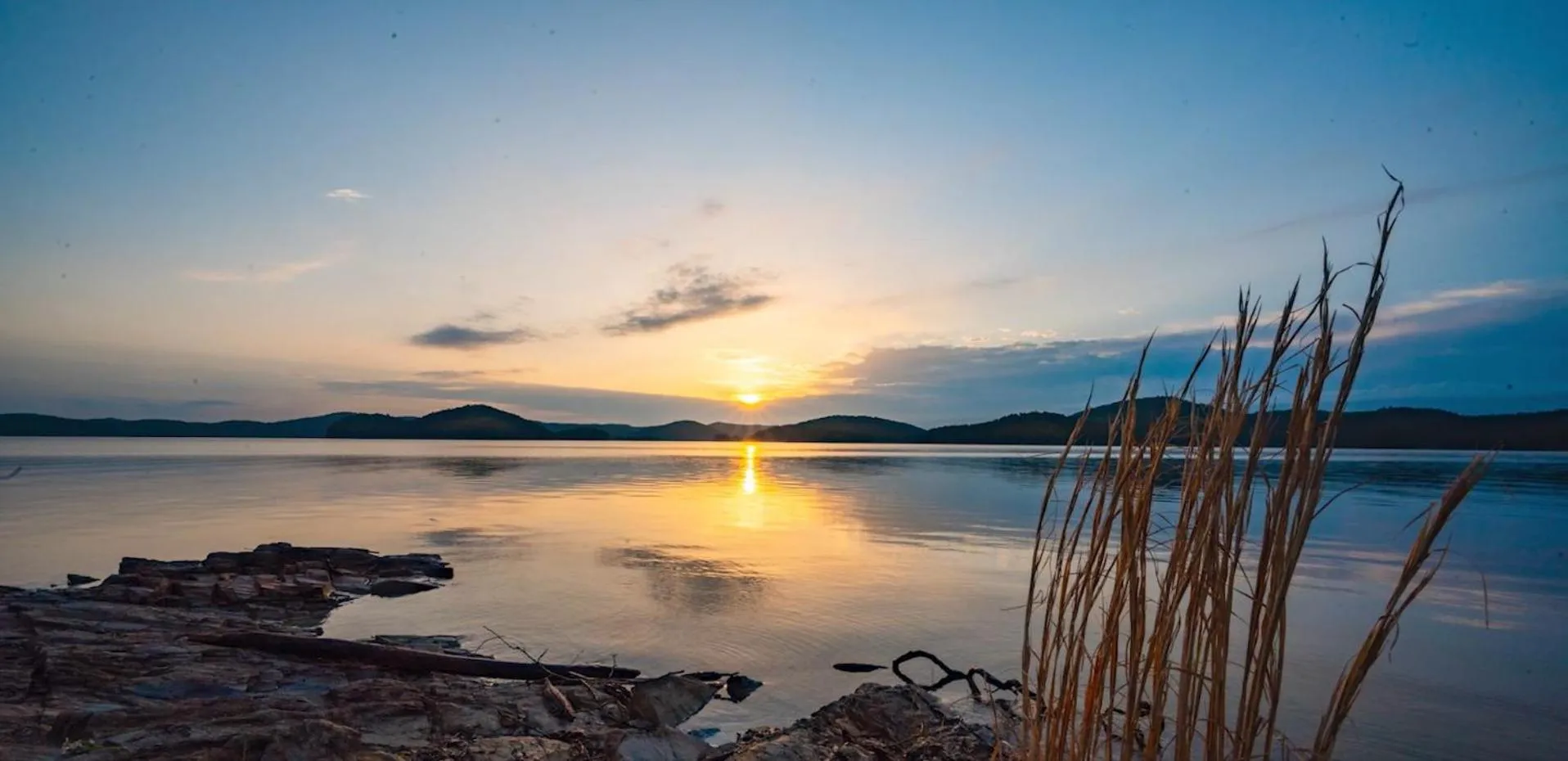 Hickory Bear - Cabin surrounded by pines, Sleeps 10, Hot Tub, Fire Pit, Arcade, Foosball Table & Deck Slide