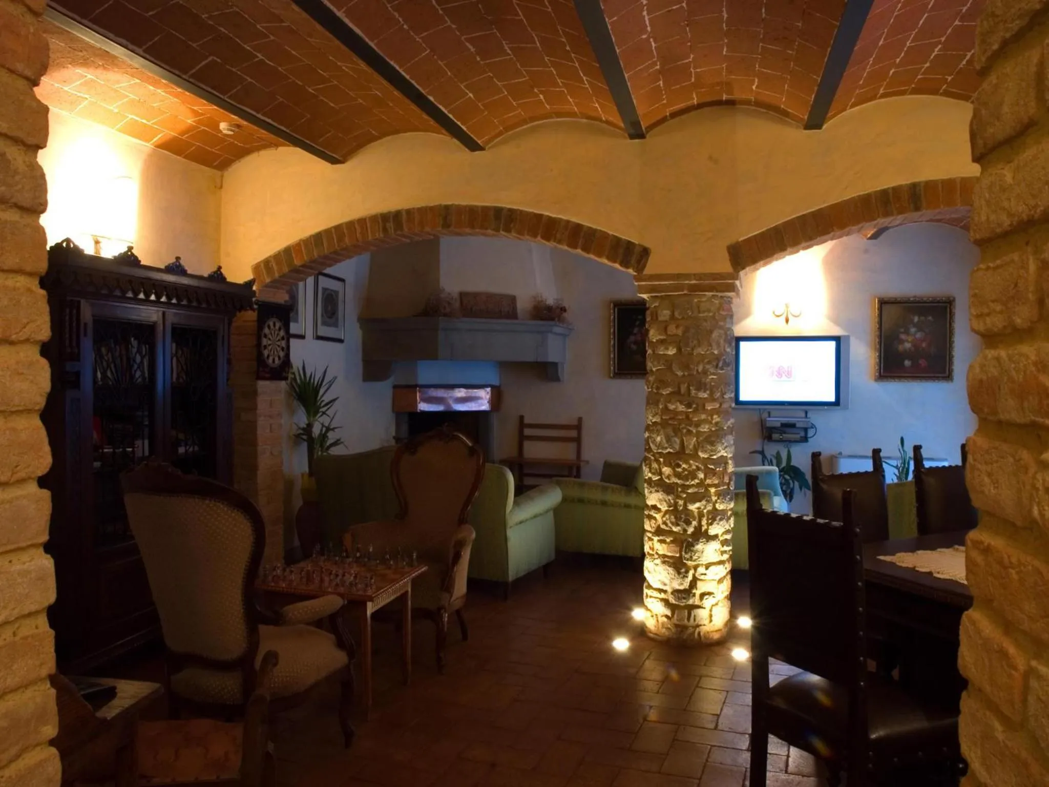 Communal lounge/ TV room in Hotel Le Pozze Di Lecchi