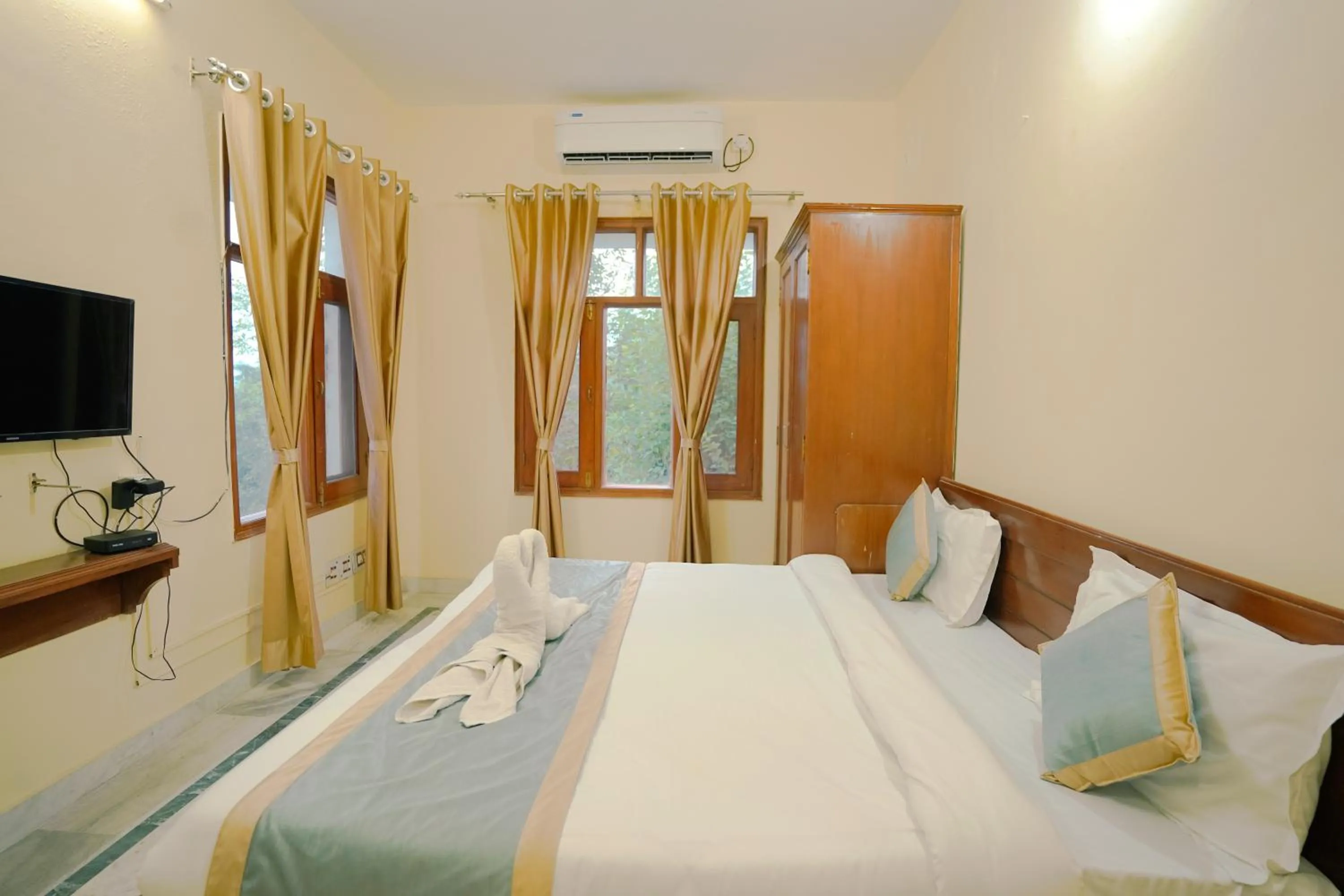 Bedroom, Bed in Chirping Hills Resort,Bhimtal