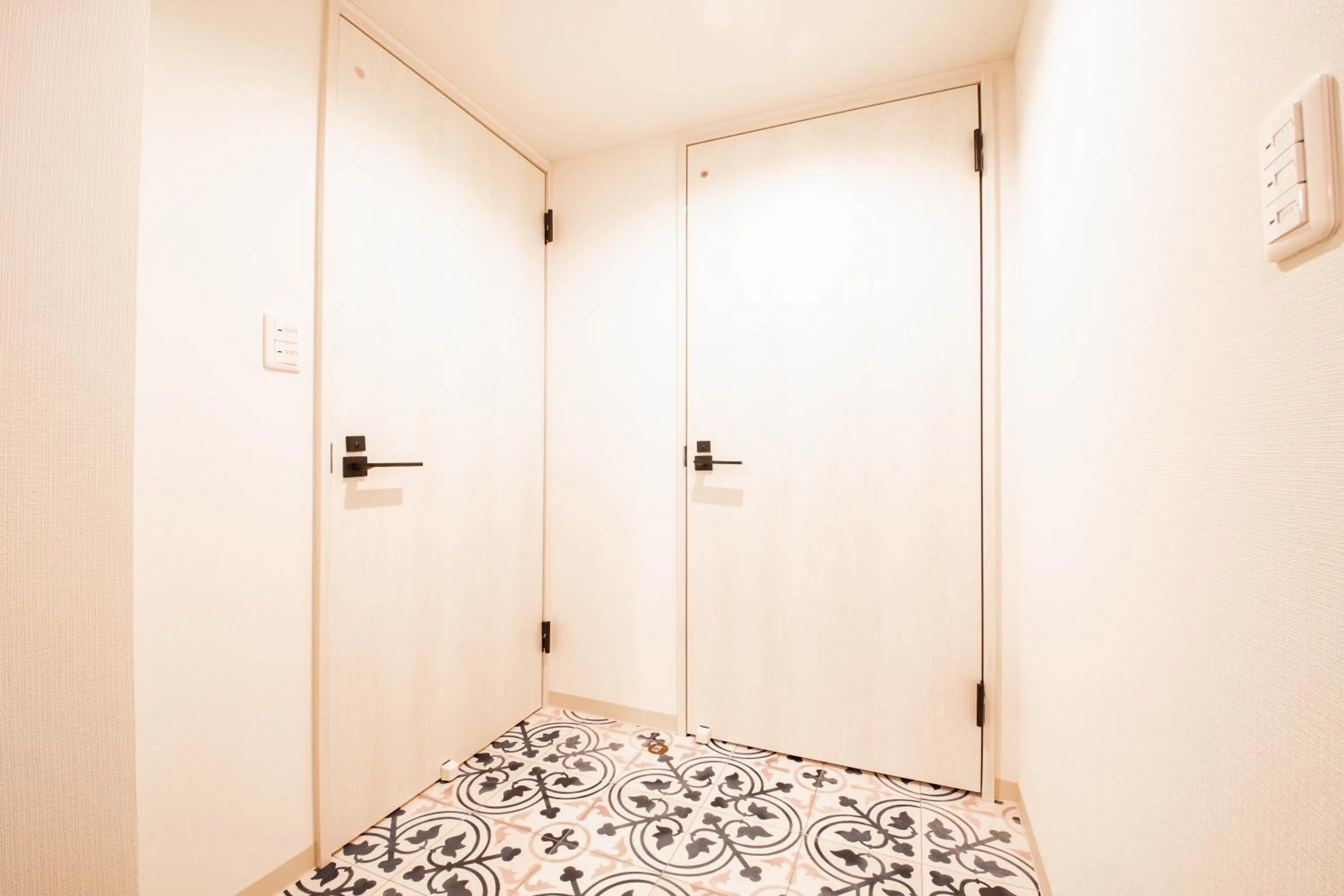 Toilet, Bed in THE SUN LOUNGE