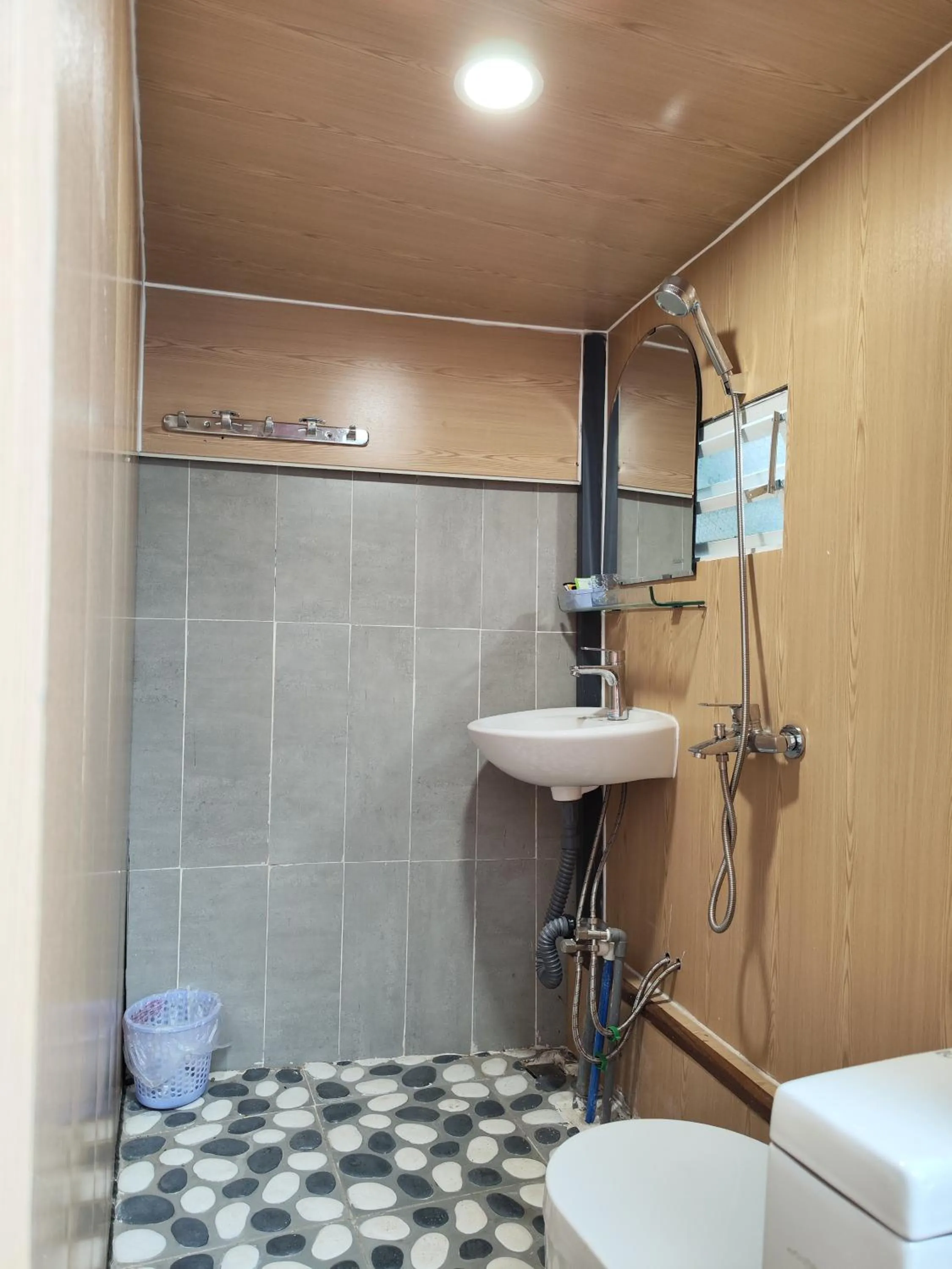 Shower in Miền Sương Khói - Home & Café