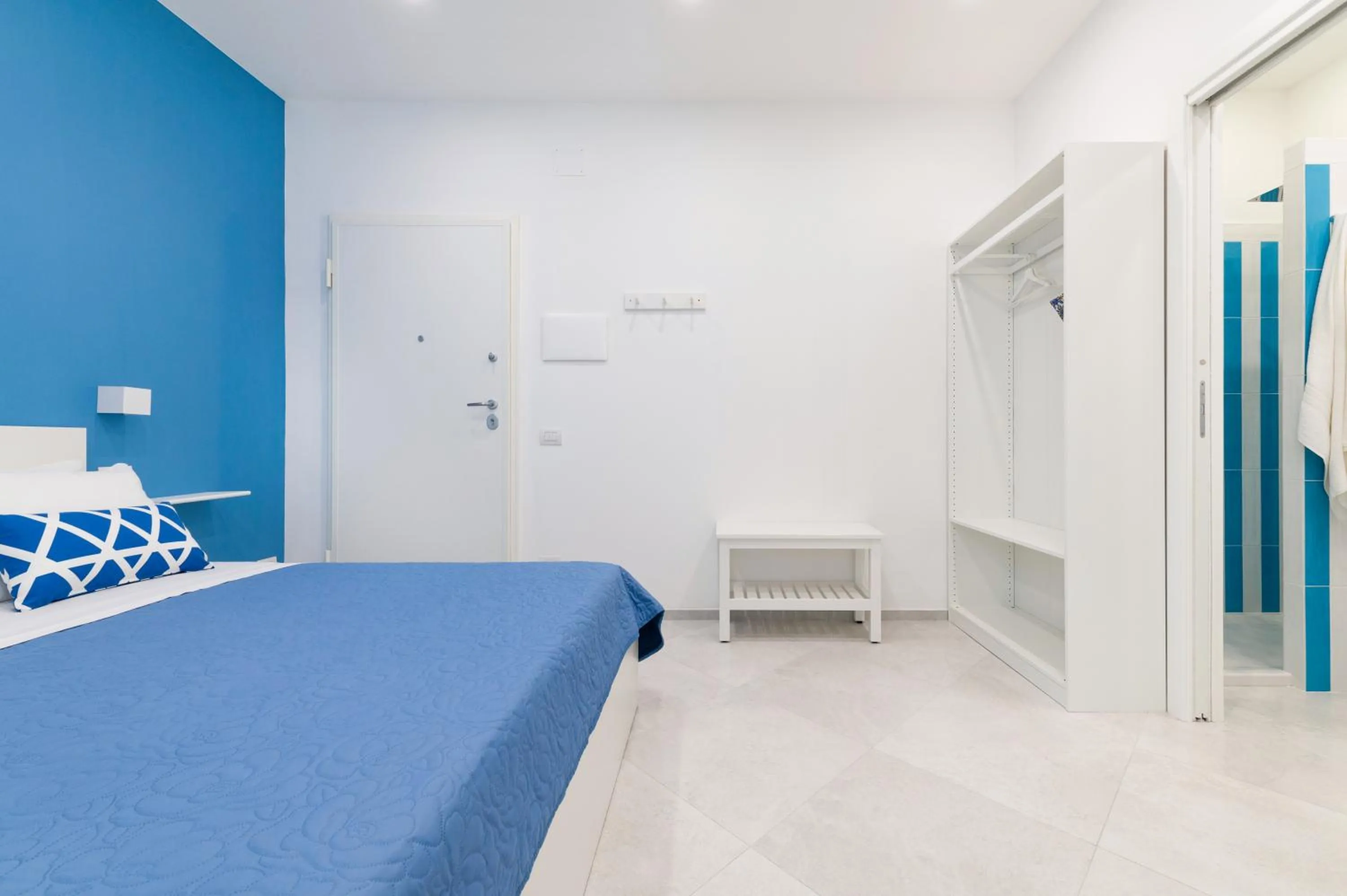 Communal lounge/ TV room, Bed in Blue Coral Suite B&B