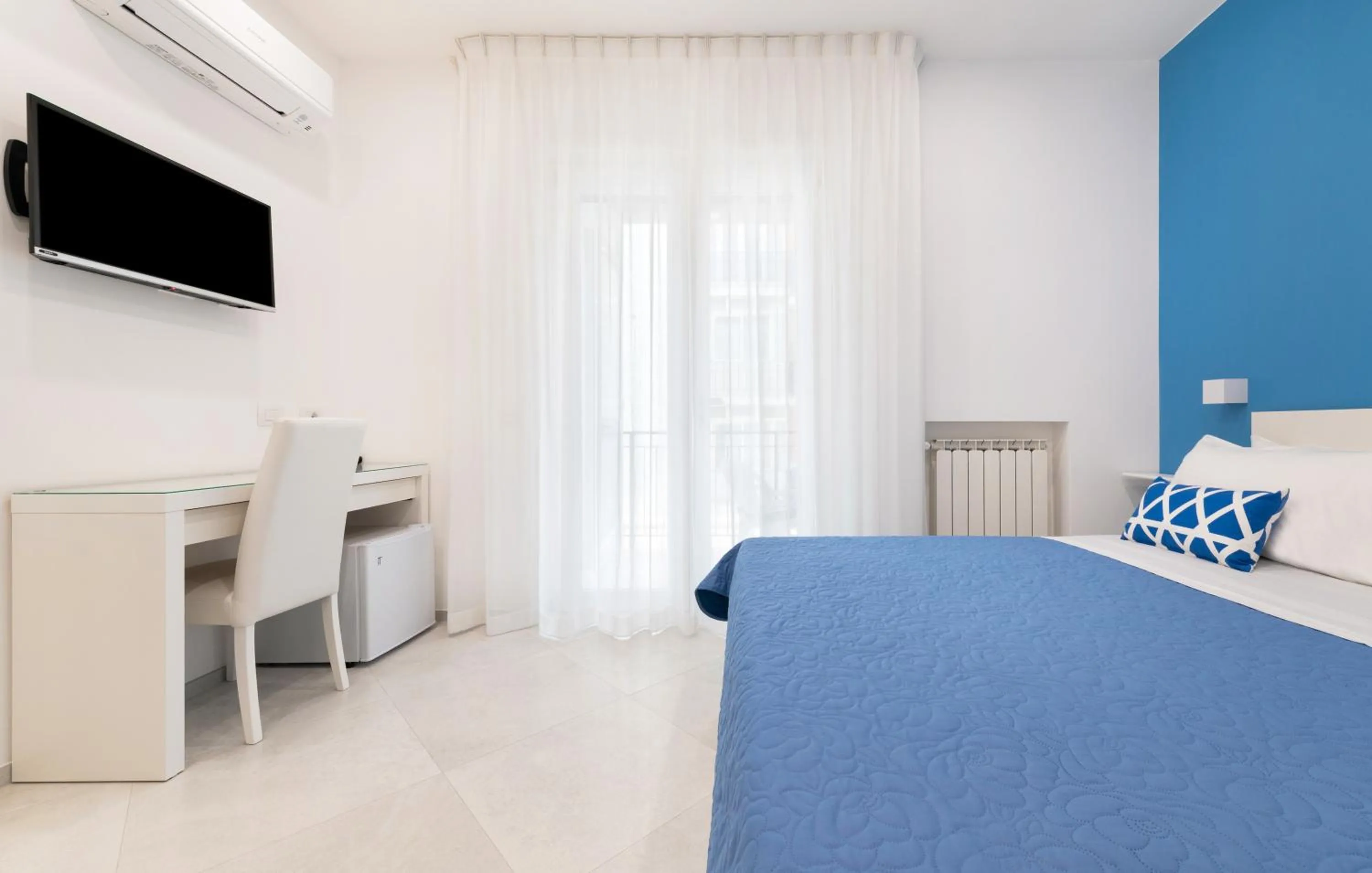 Bed in Blue Coral Suite B&B