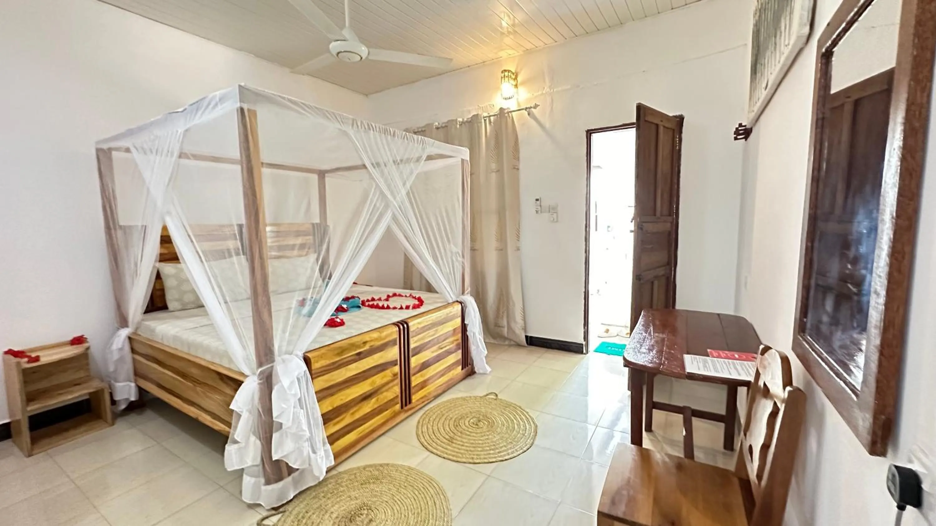 Photo of the whole room, Bed in Kihori Nungwi