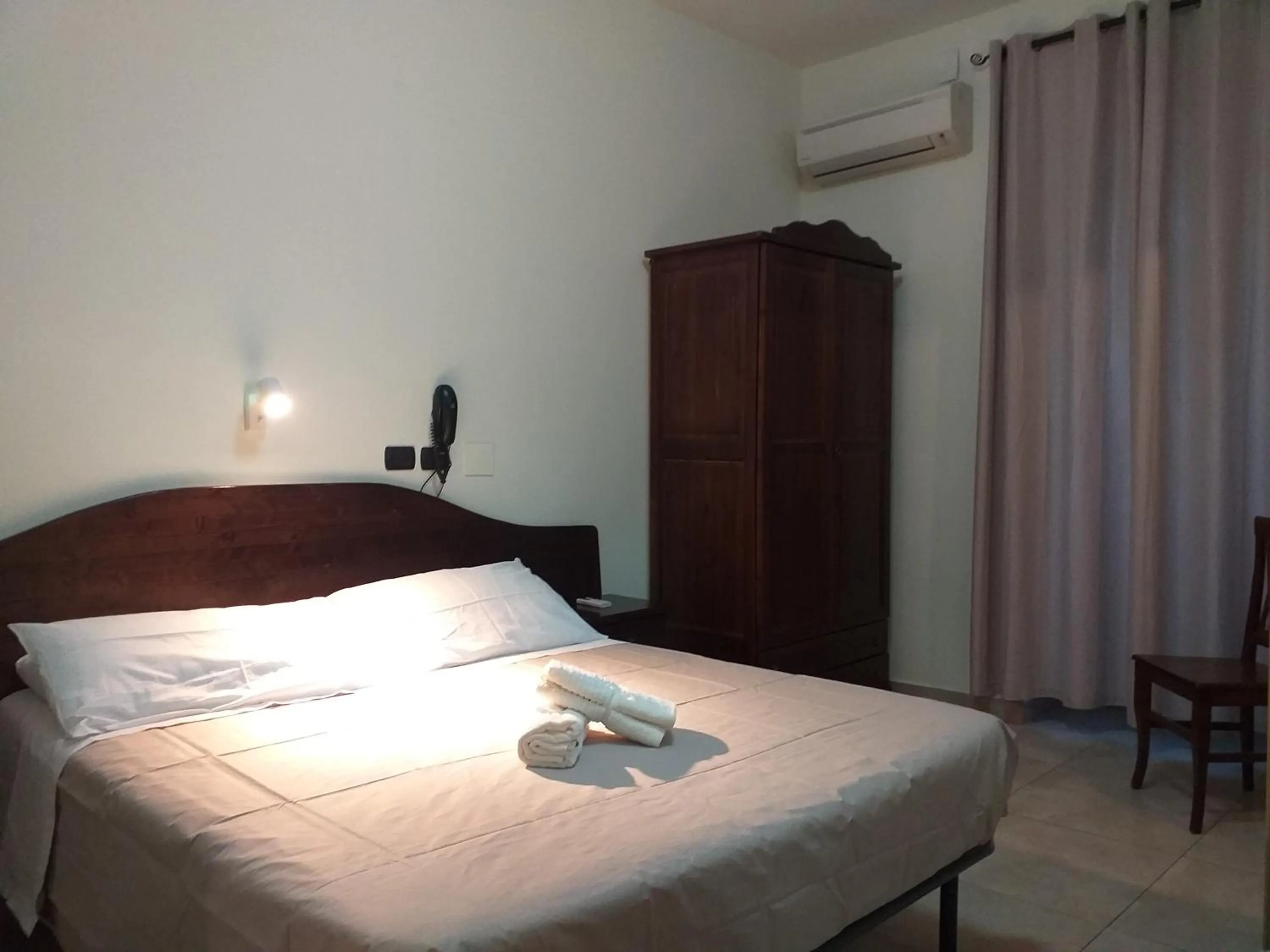 Bedroom, Bed in Hotel Vittorio Veneto Napoli