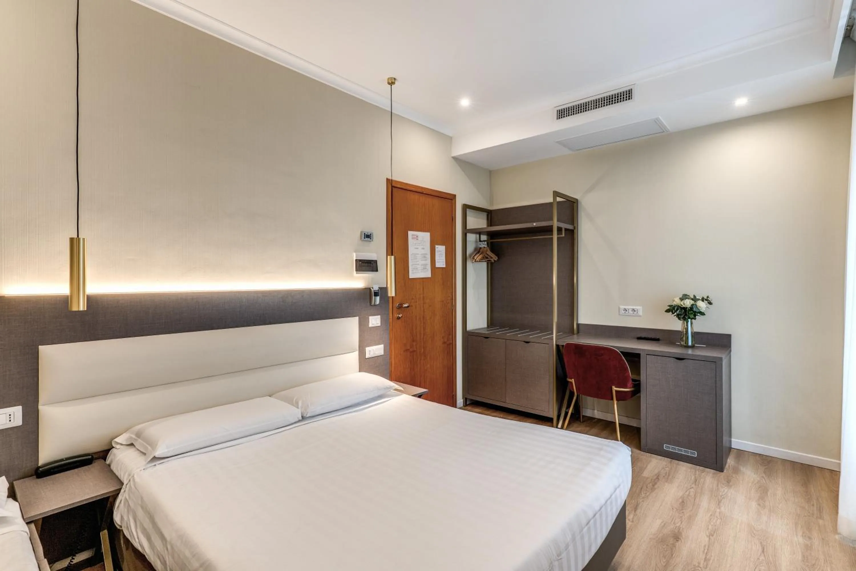 Bedroom, Bed in Flower Garden Hotel