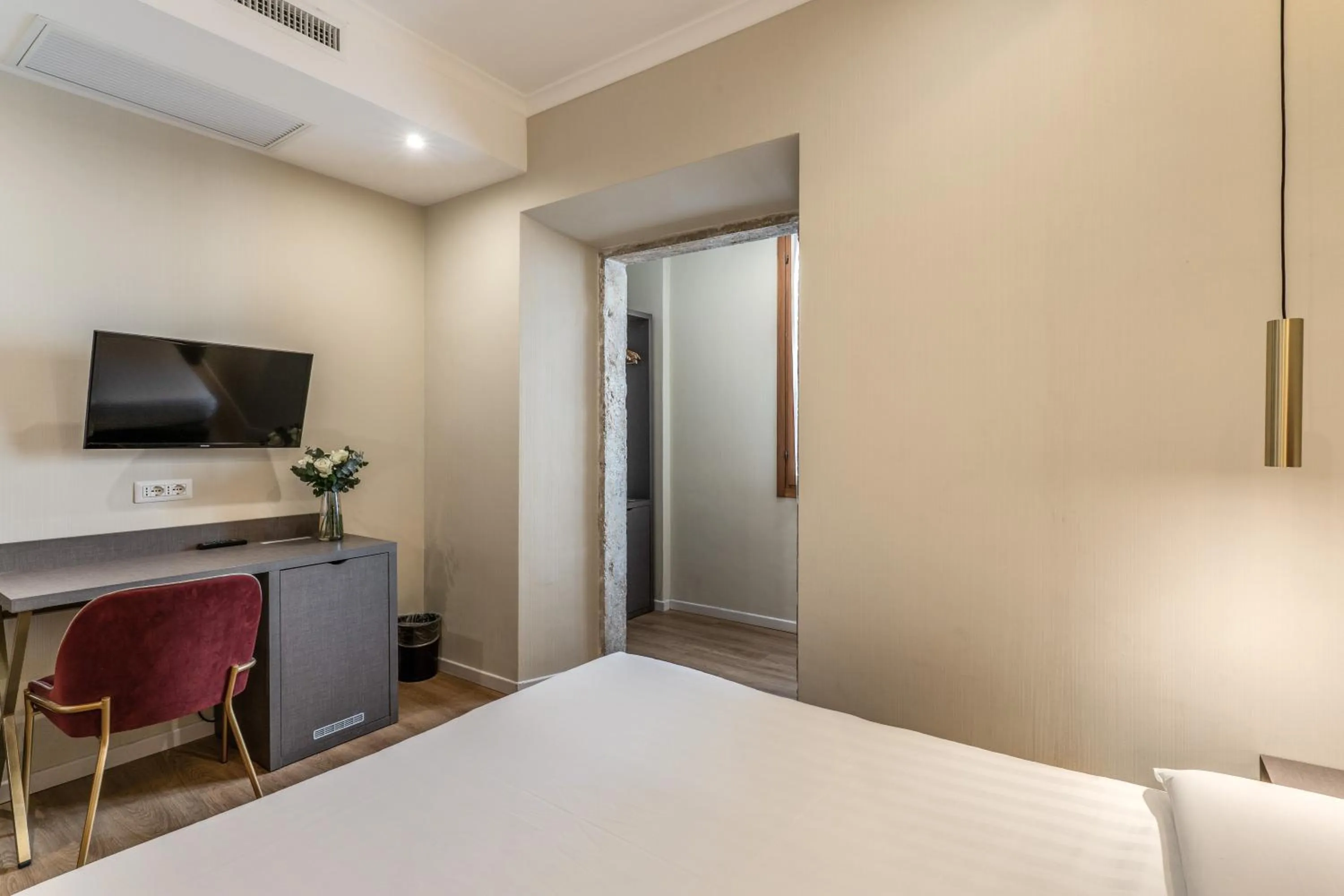 Bedroom, Bed in Flower Garden Hotel