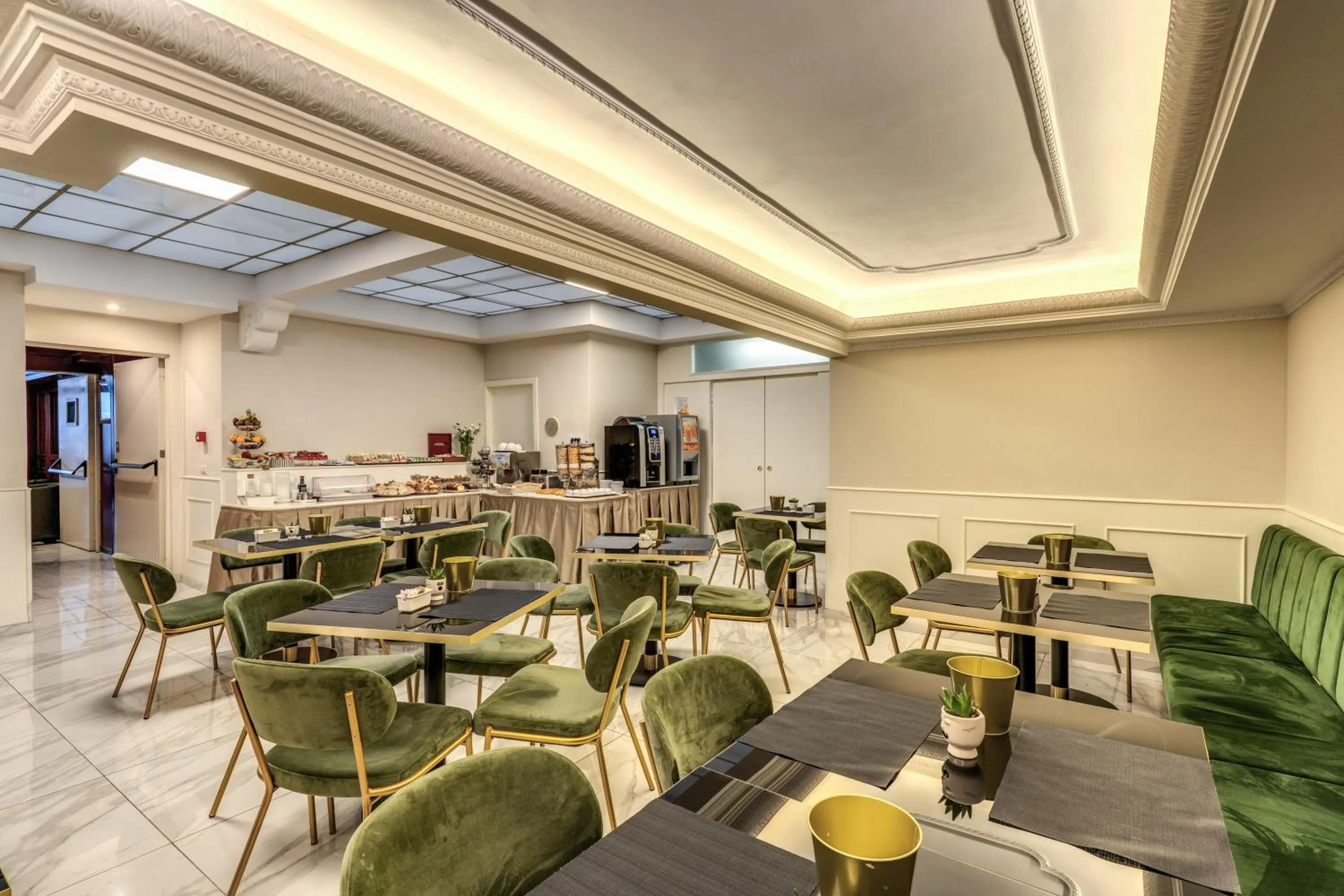 Breakfast in Flower Garden Hotel