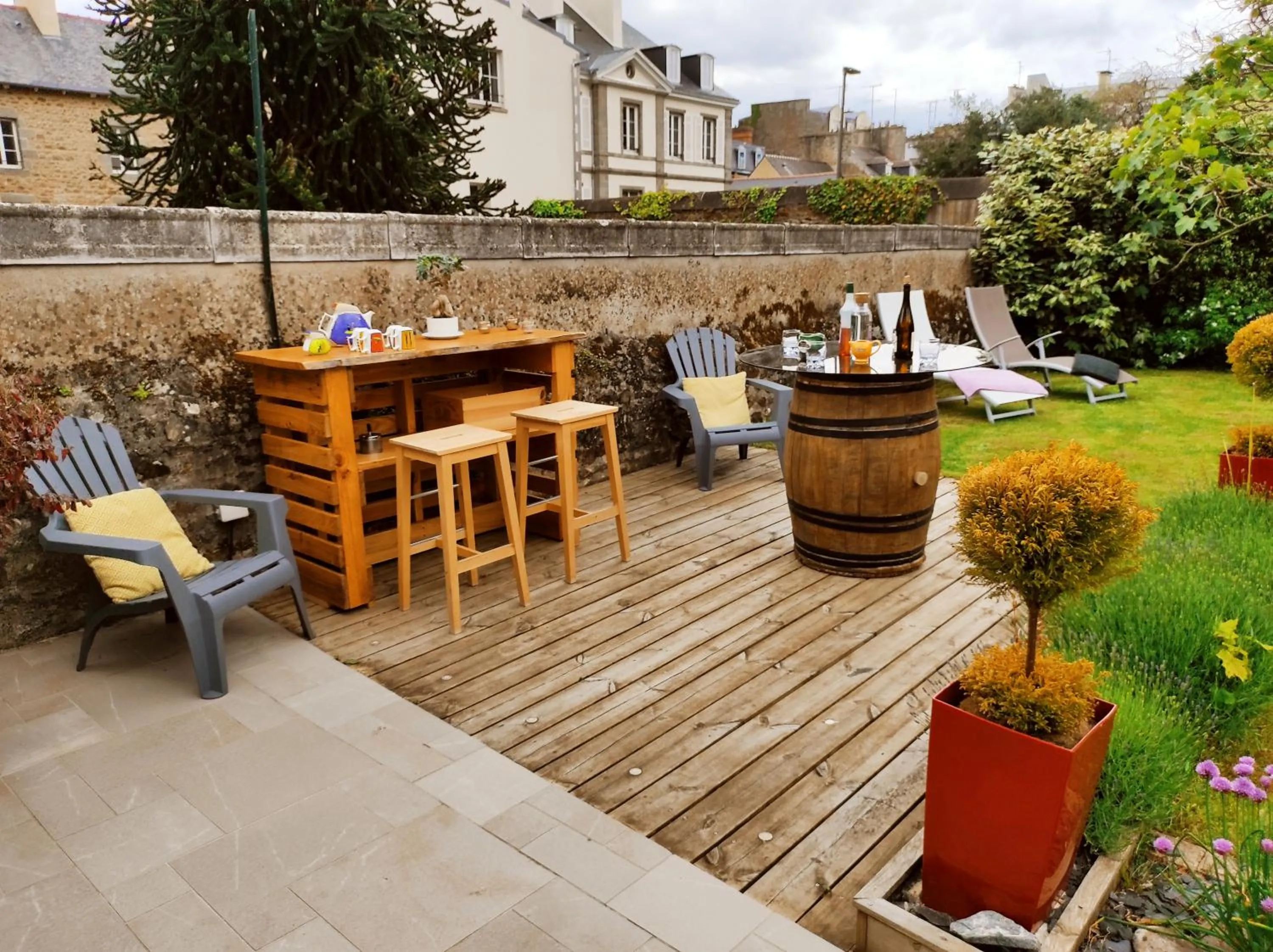Patio in Aux Trois Palmiers