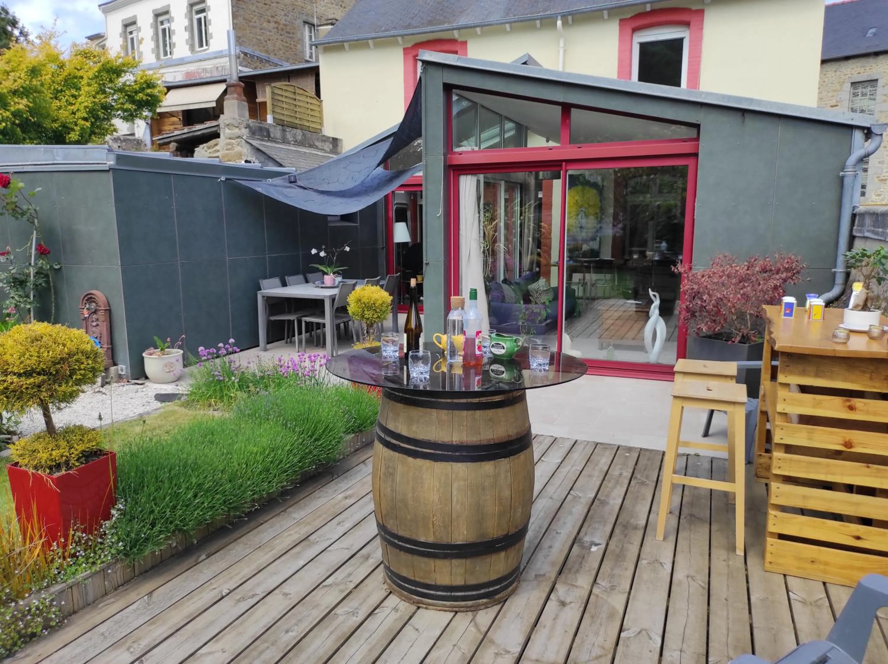 Patio in Aux Trois Palmiers