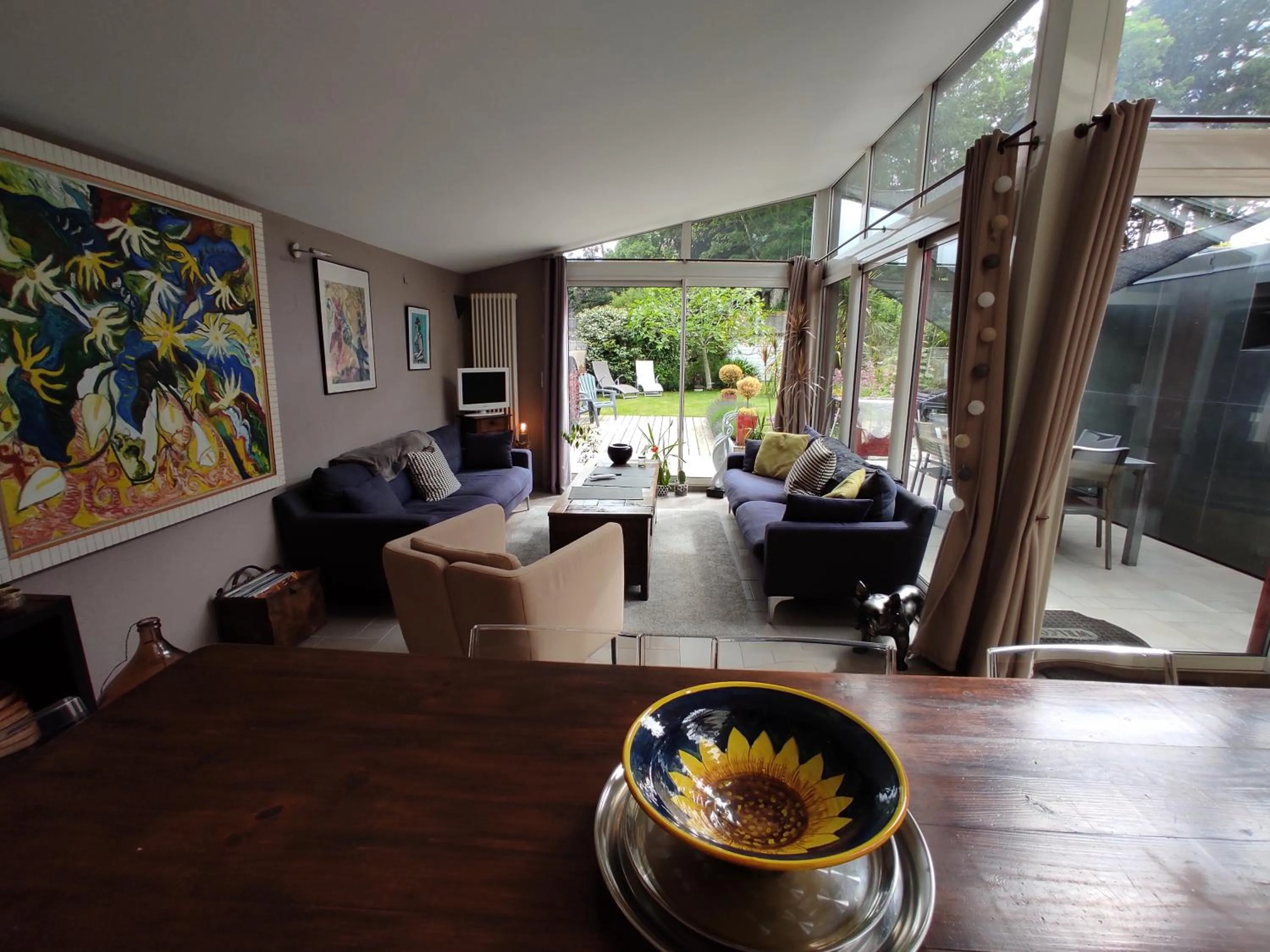 Seating area in Aux Trois Palmiers