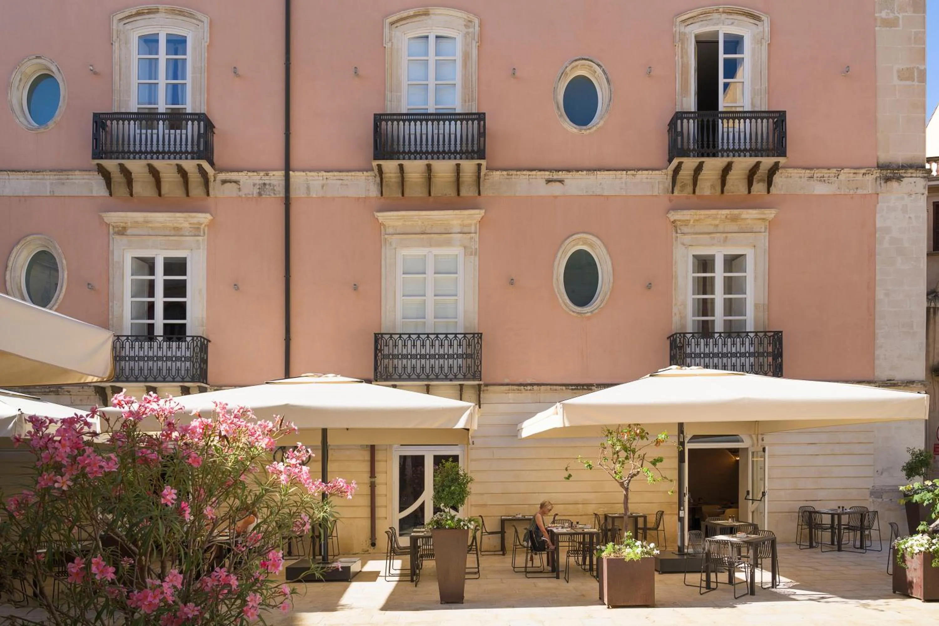 Property Building in Hotel Roma