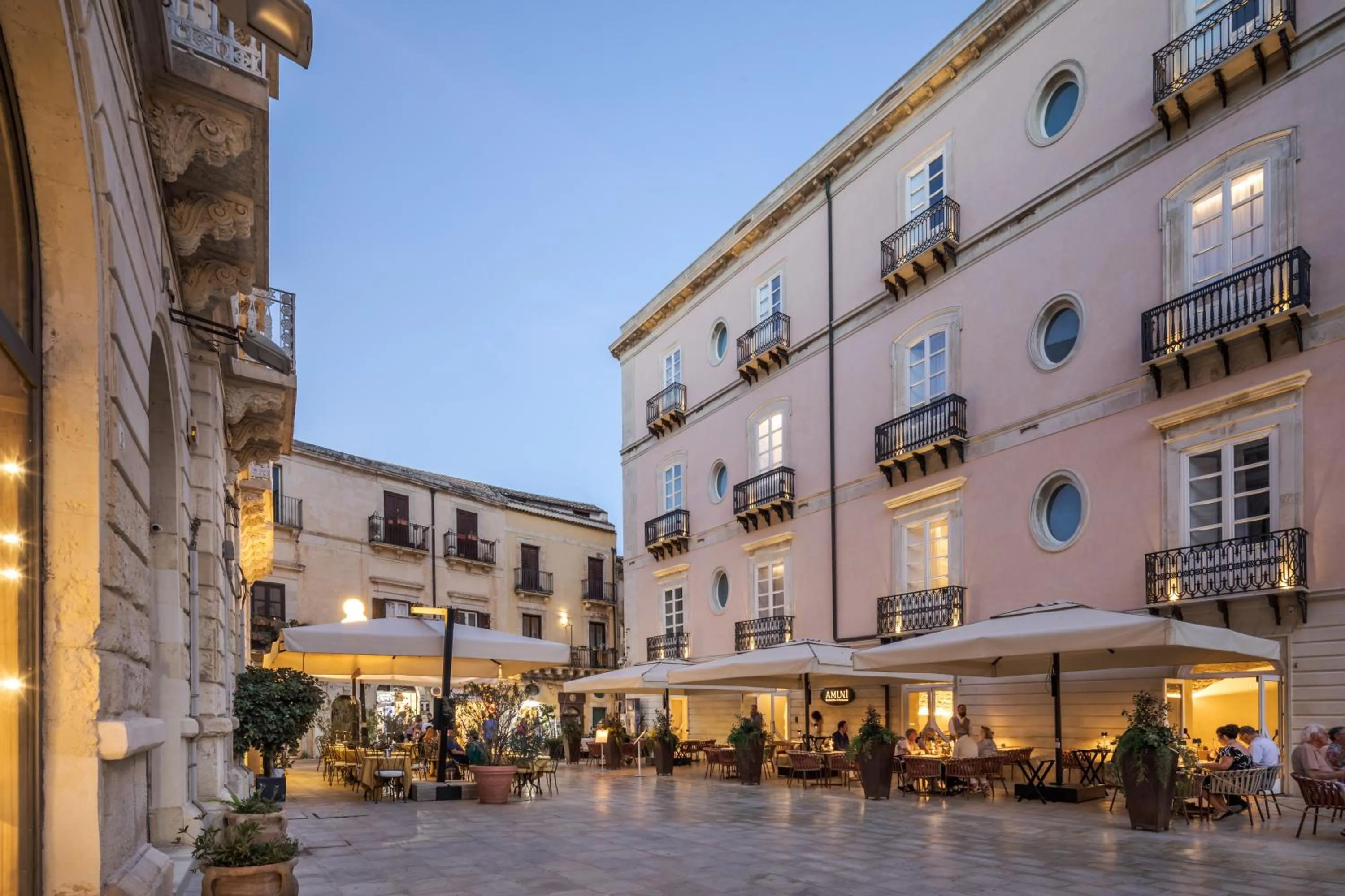 Property Building in Hotel Roma