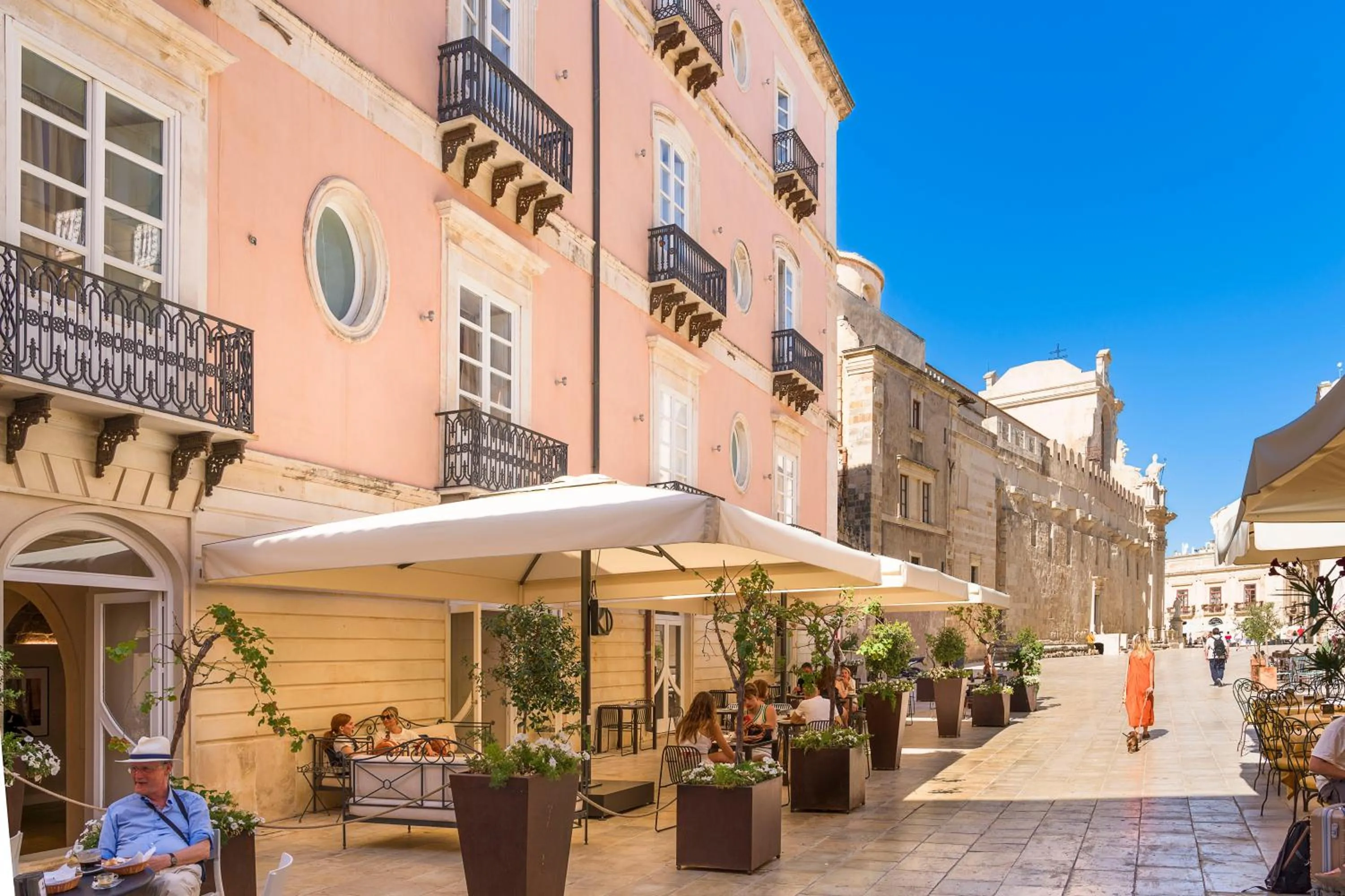 Property Building in Hotel Roma