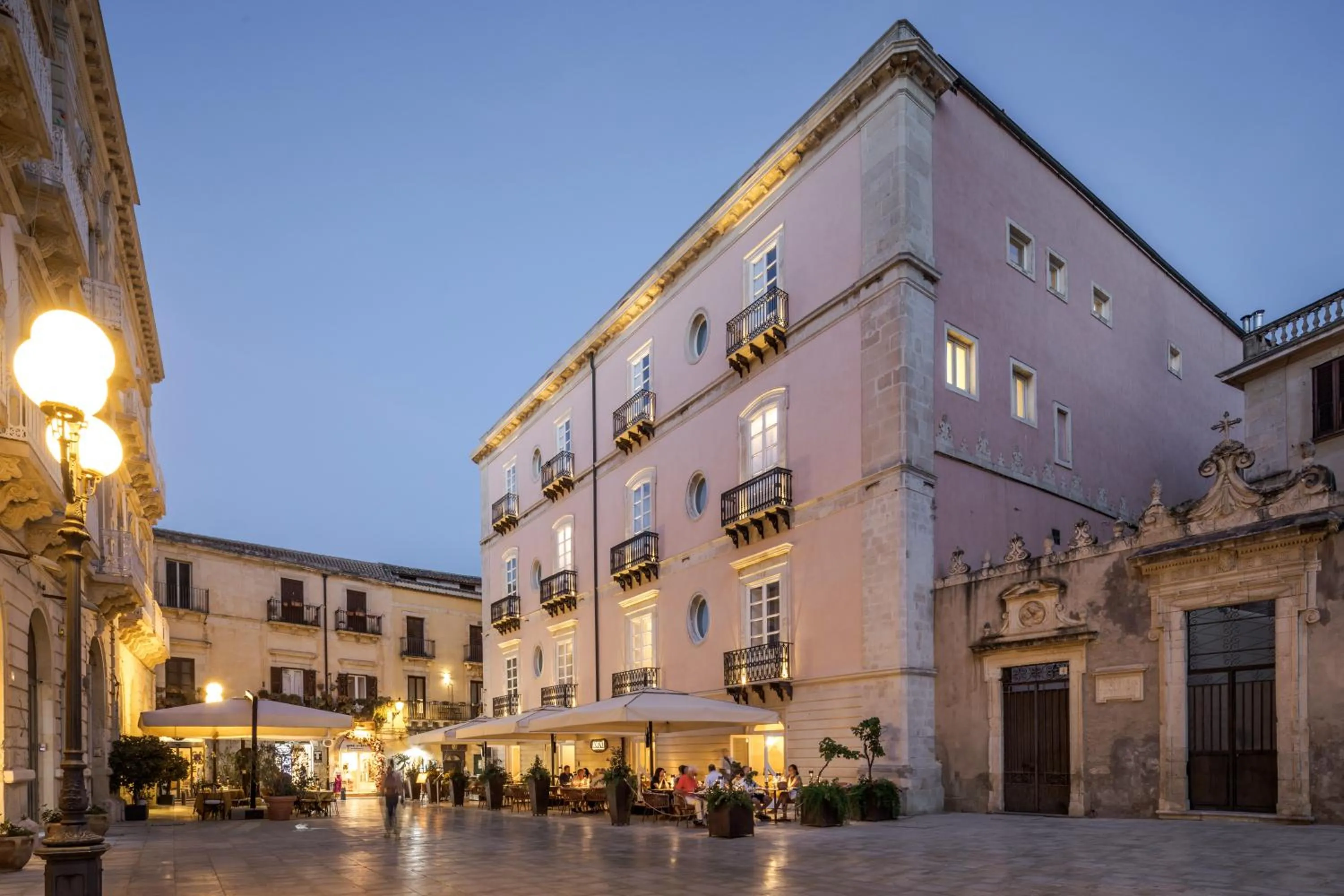 Property Building in Hotel Roma
