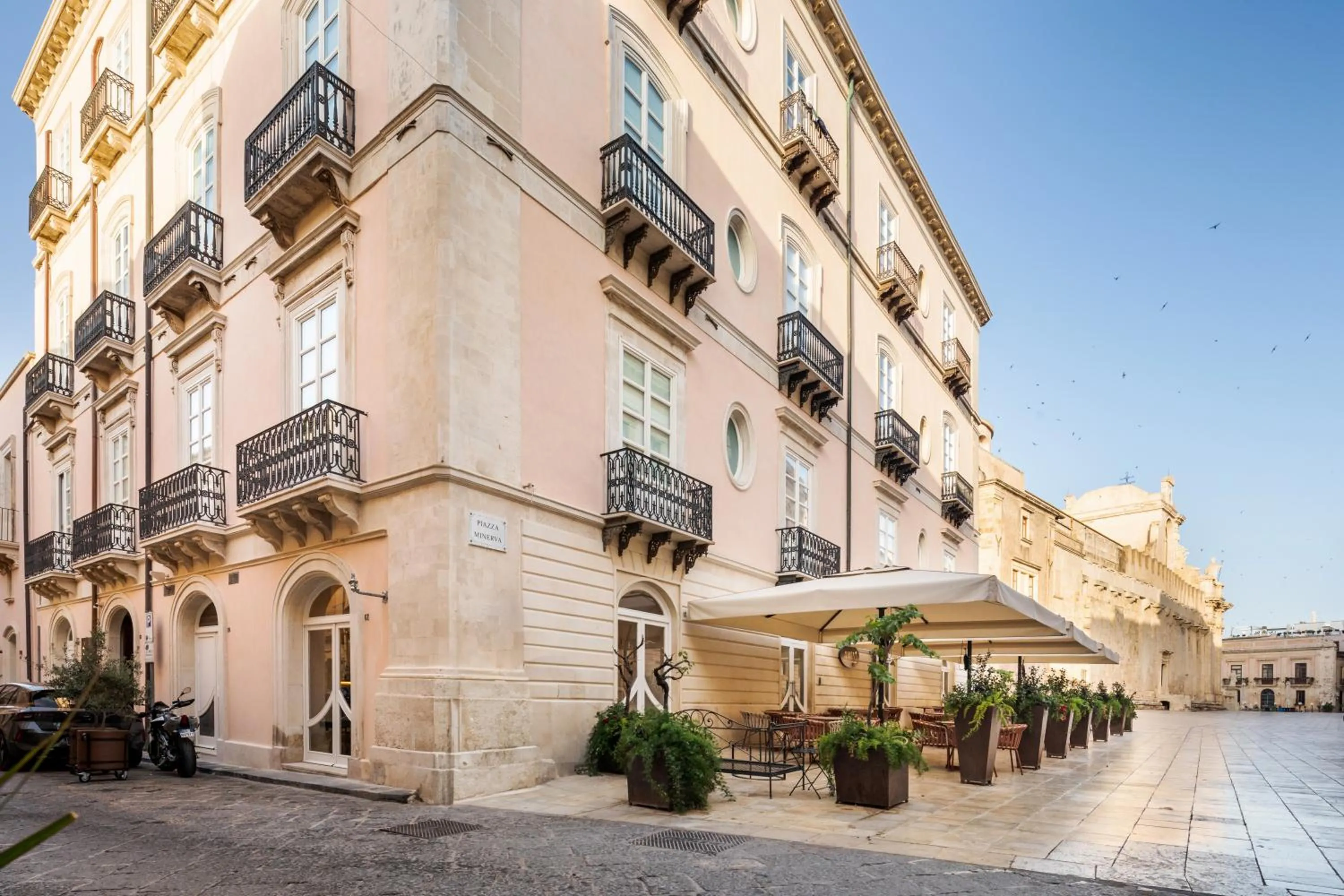 Property Building in Hotel Roma