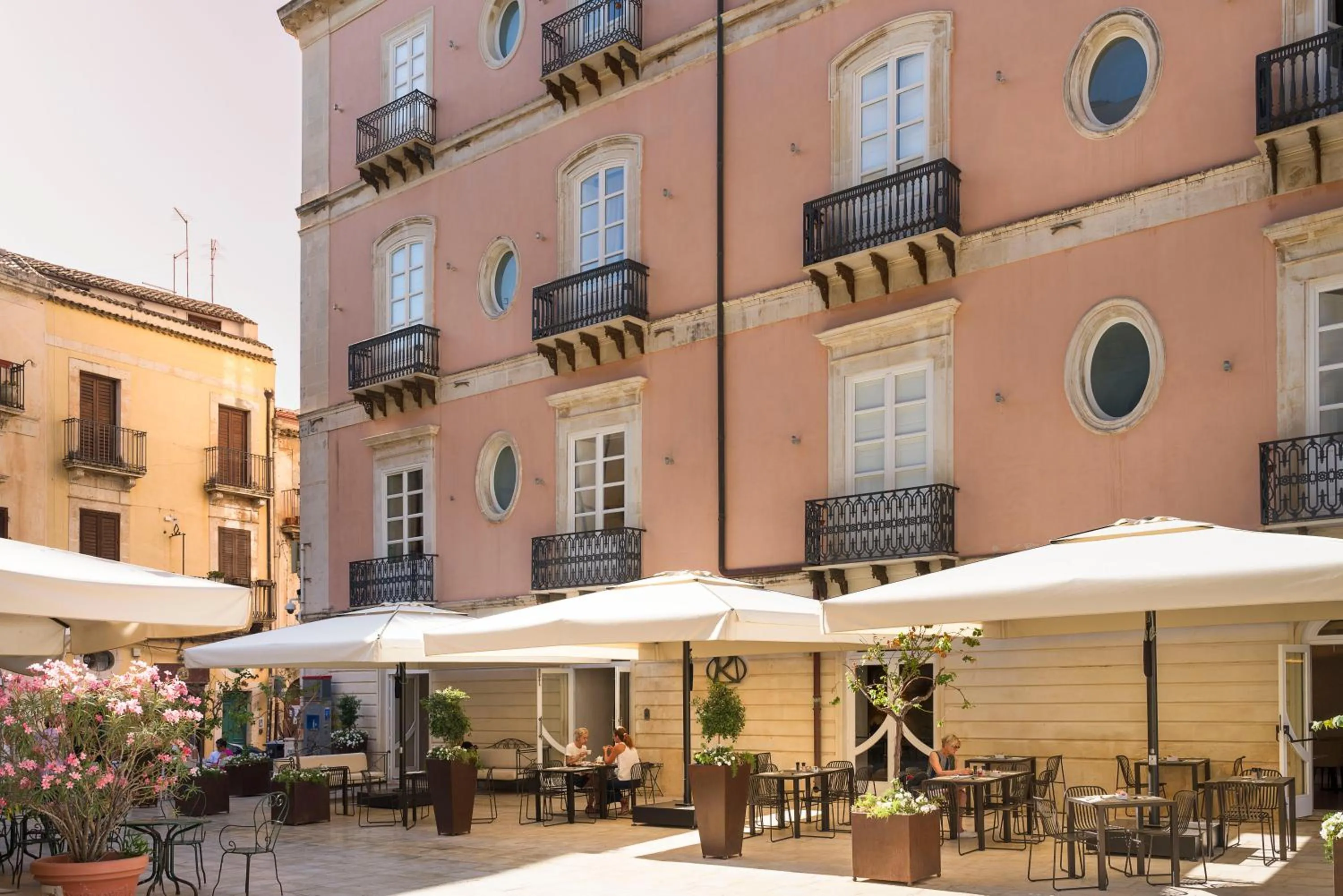 Property Building in Hotel Roma