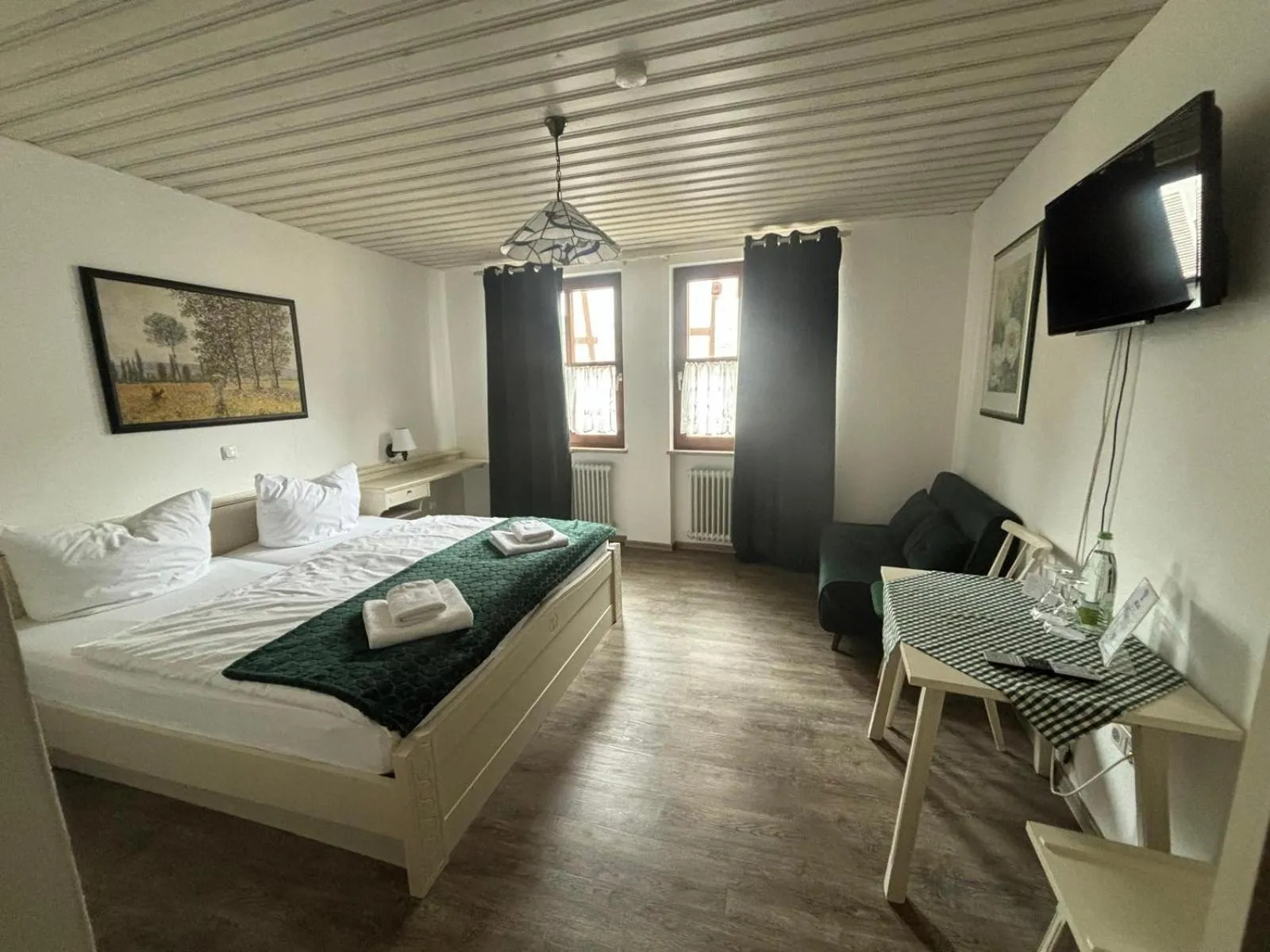 TV and multimedia, Bed in Pension Main-Art