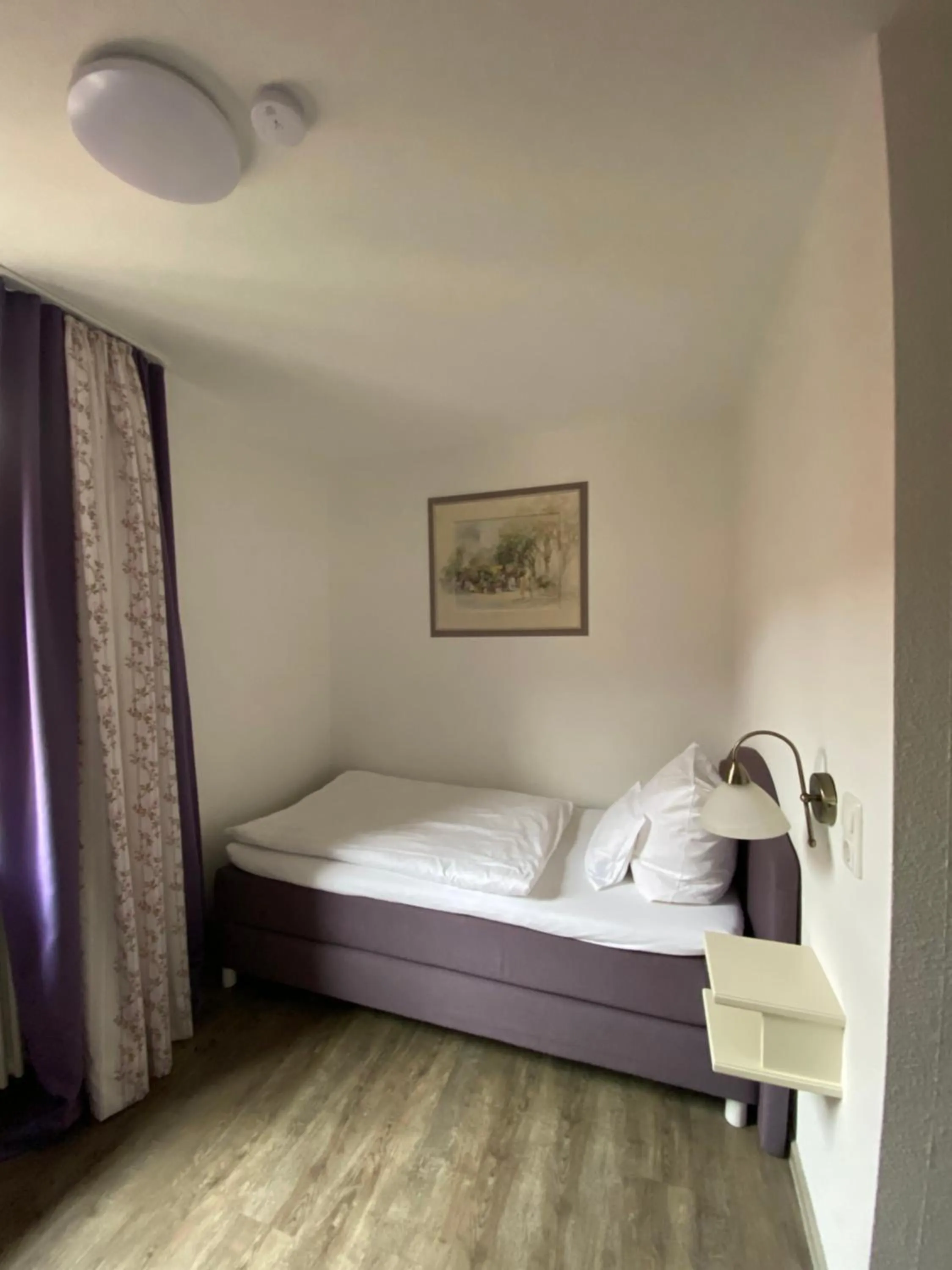 Bed in Pension Main-Art