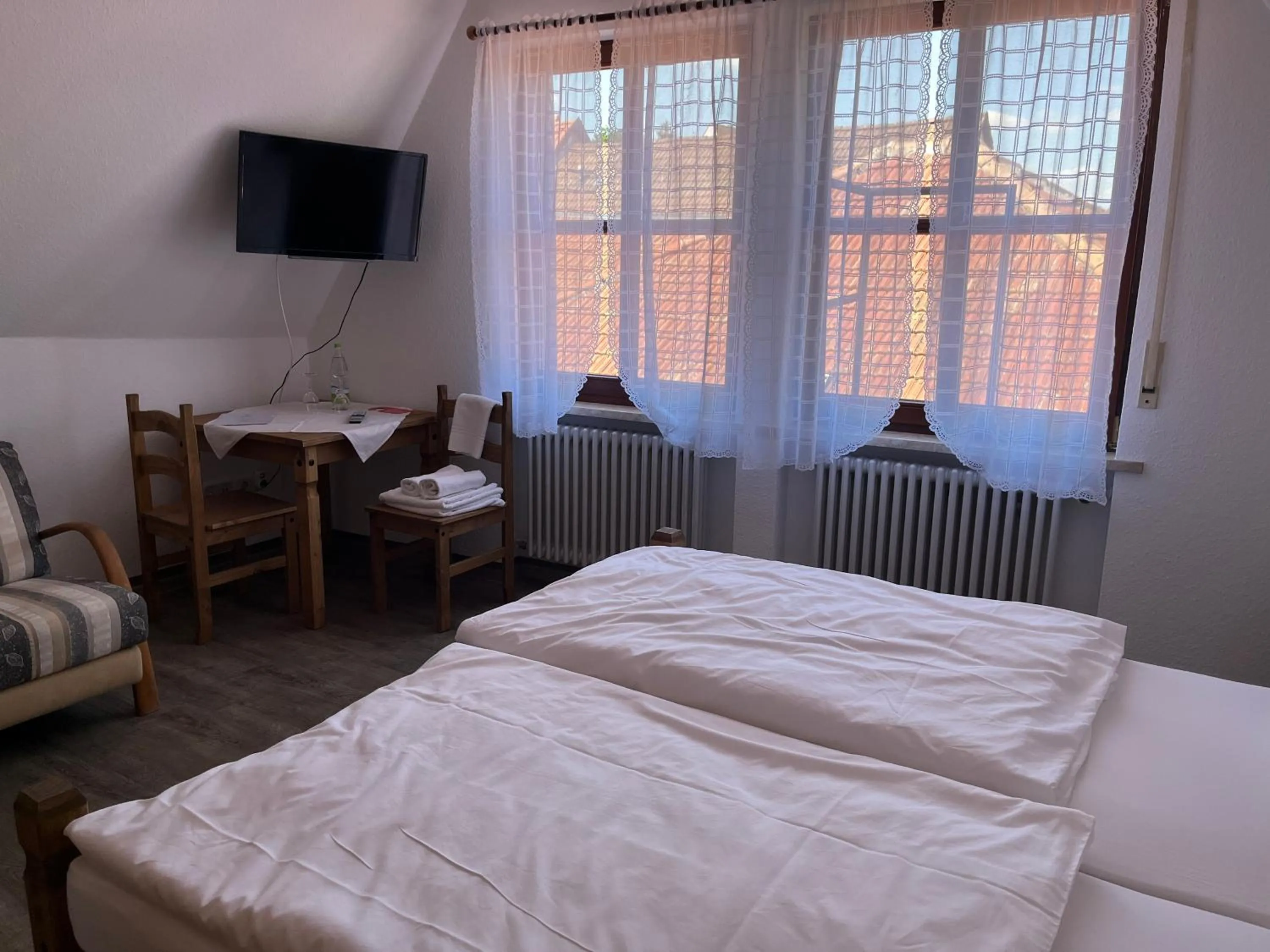 Bed in Pension Main-Art