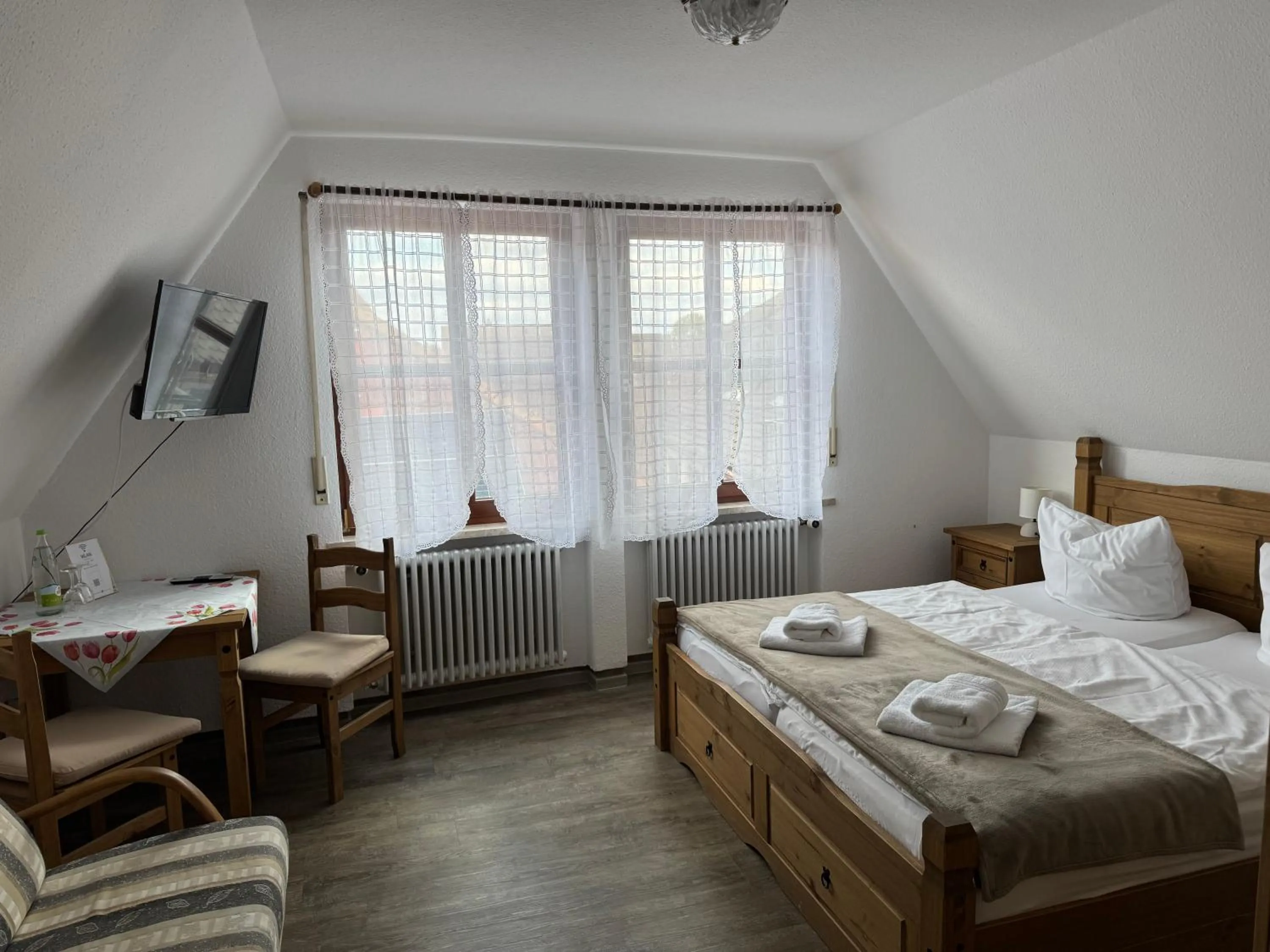 Bed in Pension Main-Art