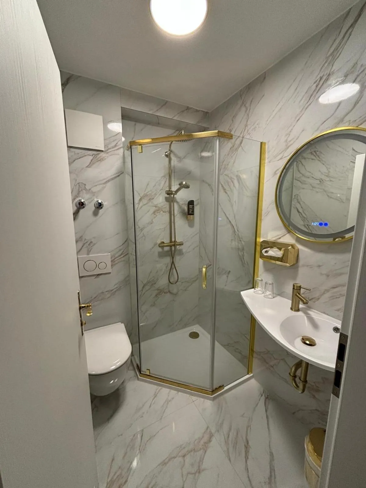 Shower in Pension Main-Art