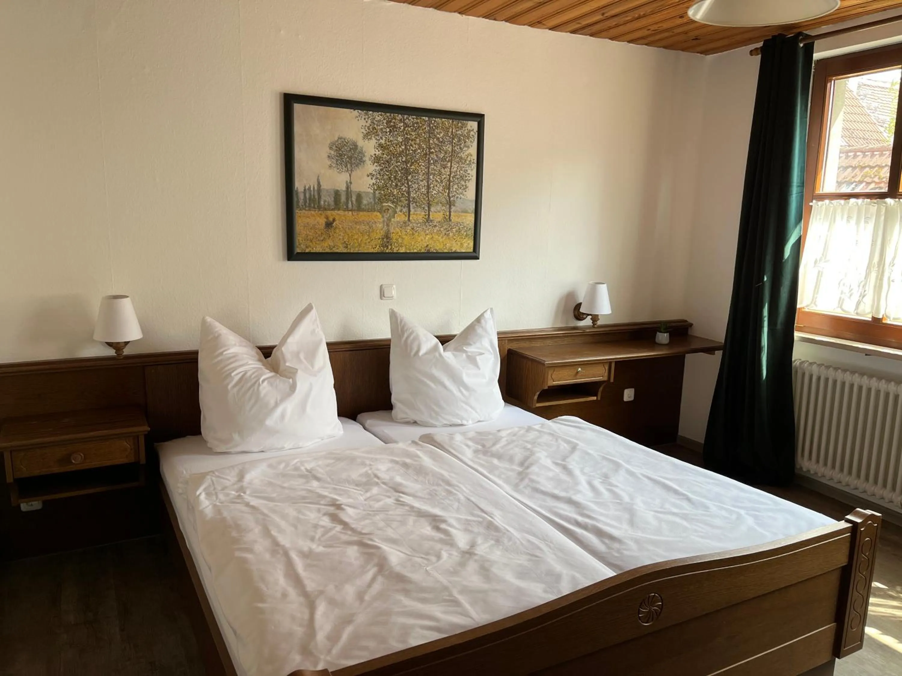 Bed in Pension Main-Art