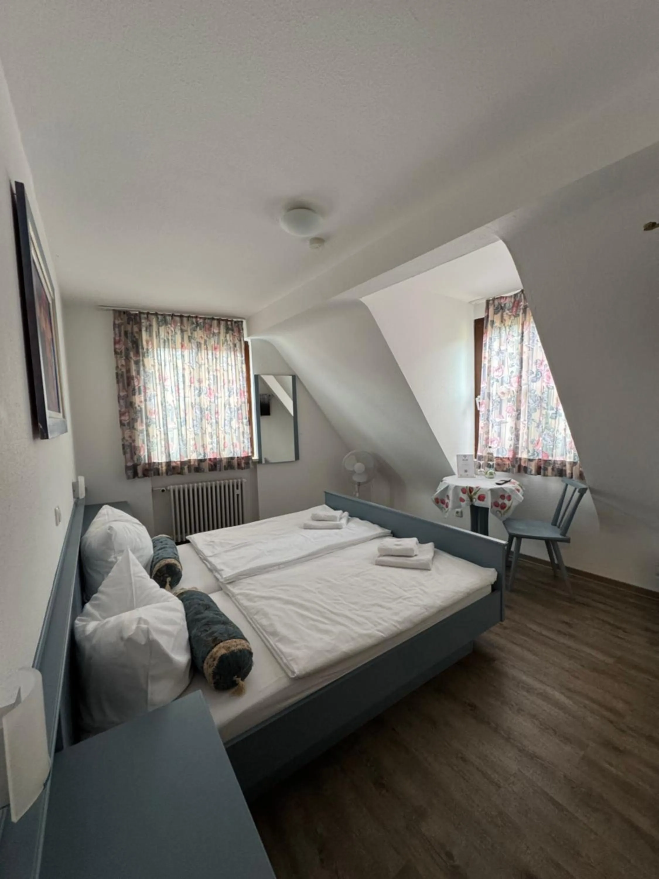 Bed in Pension Main-Art