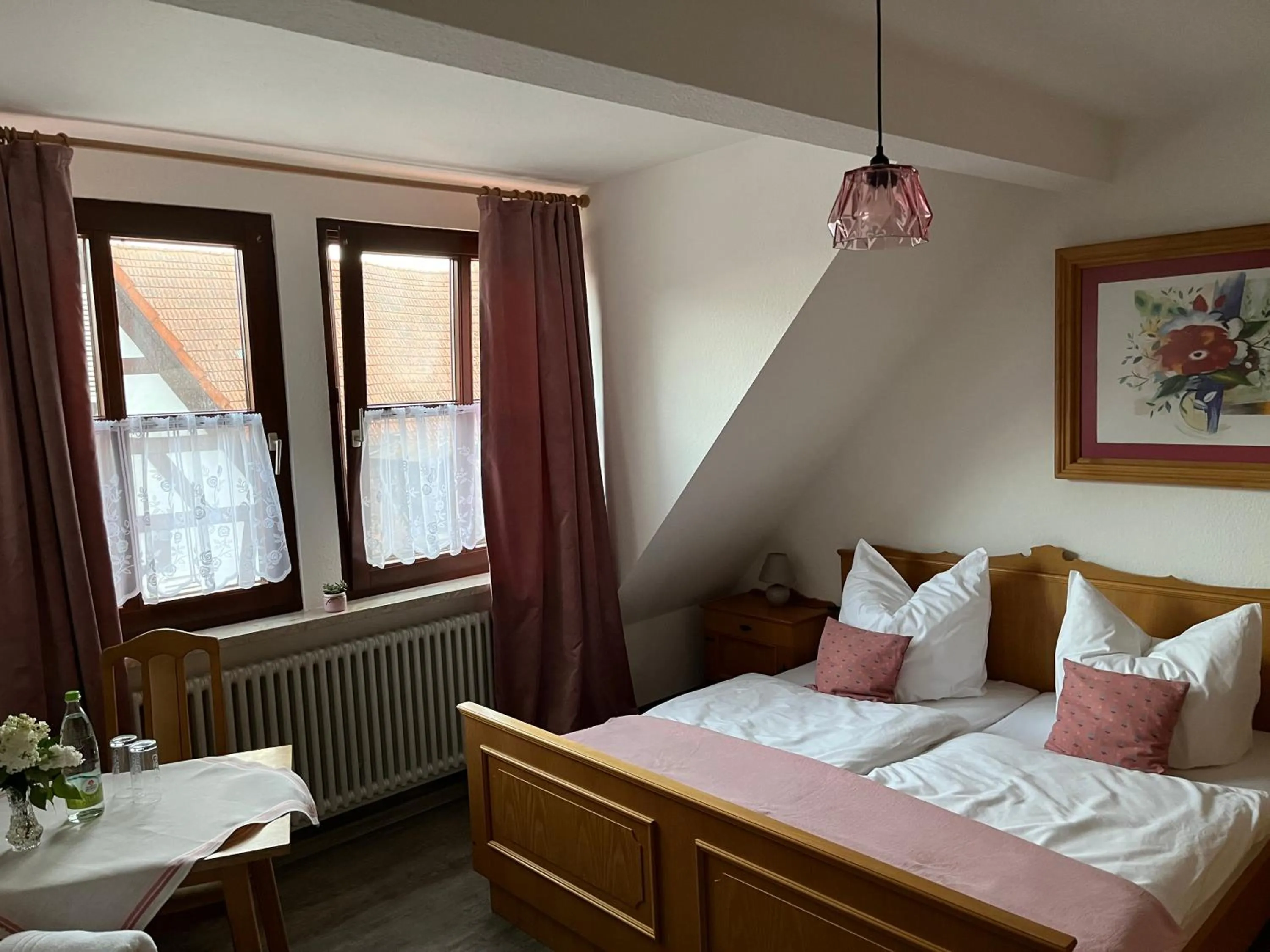 Bed in Pension Main-Art