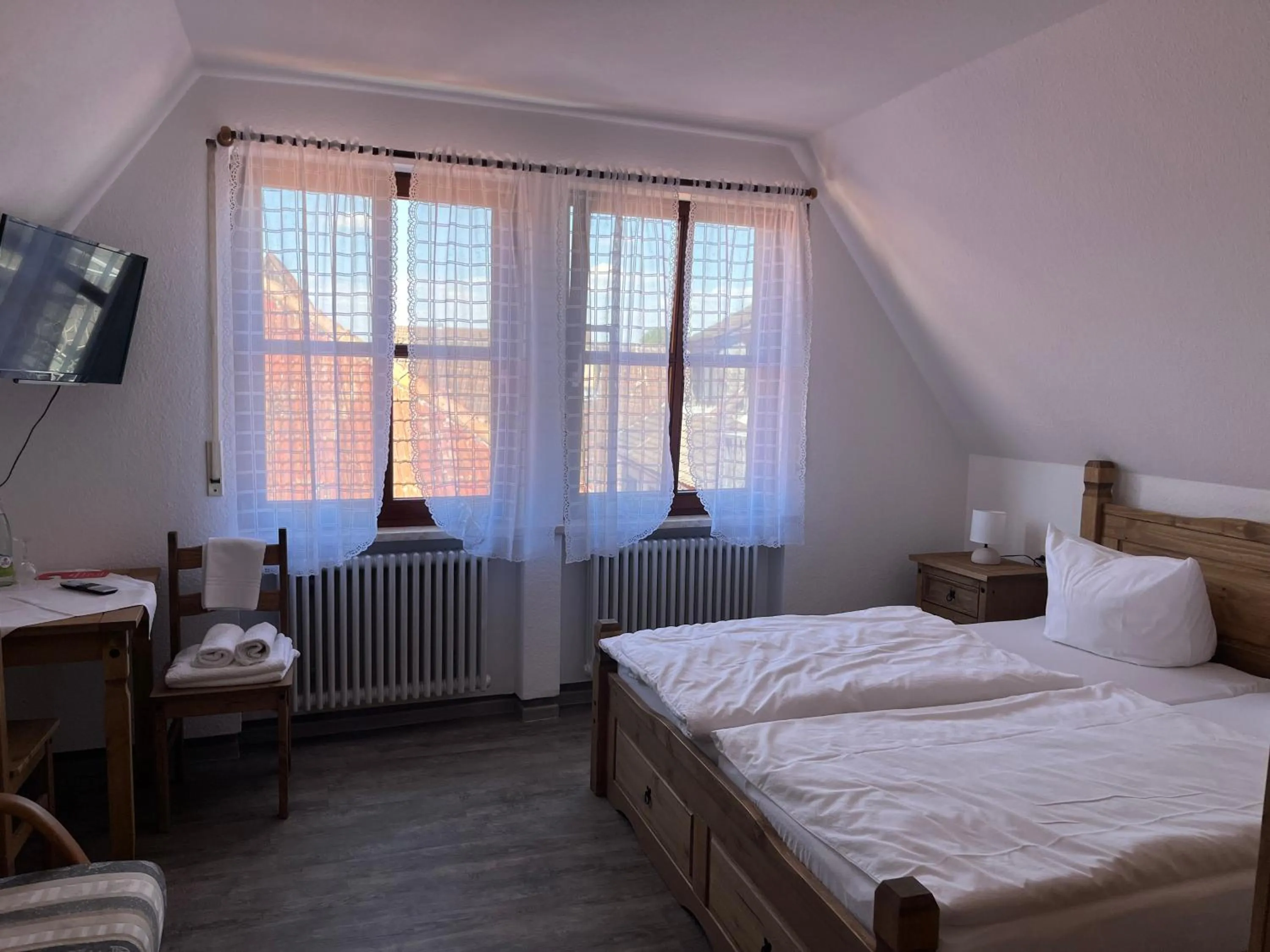 Bed in Pension Main-Art