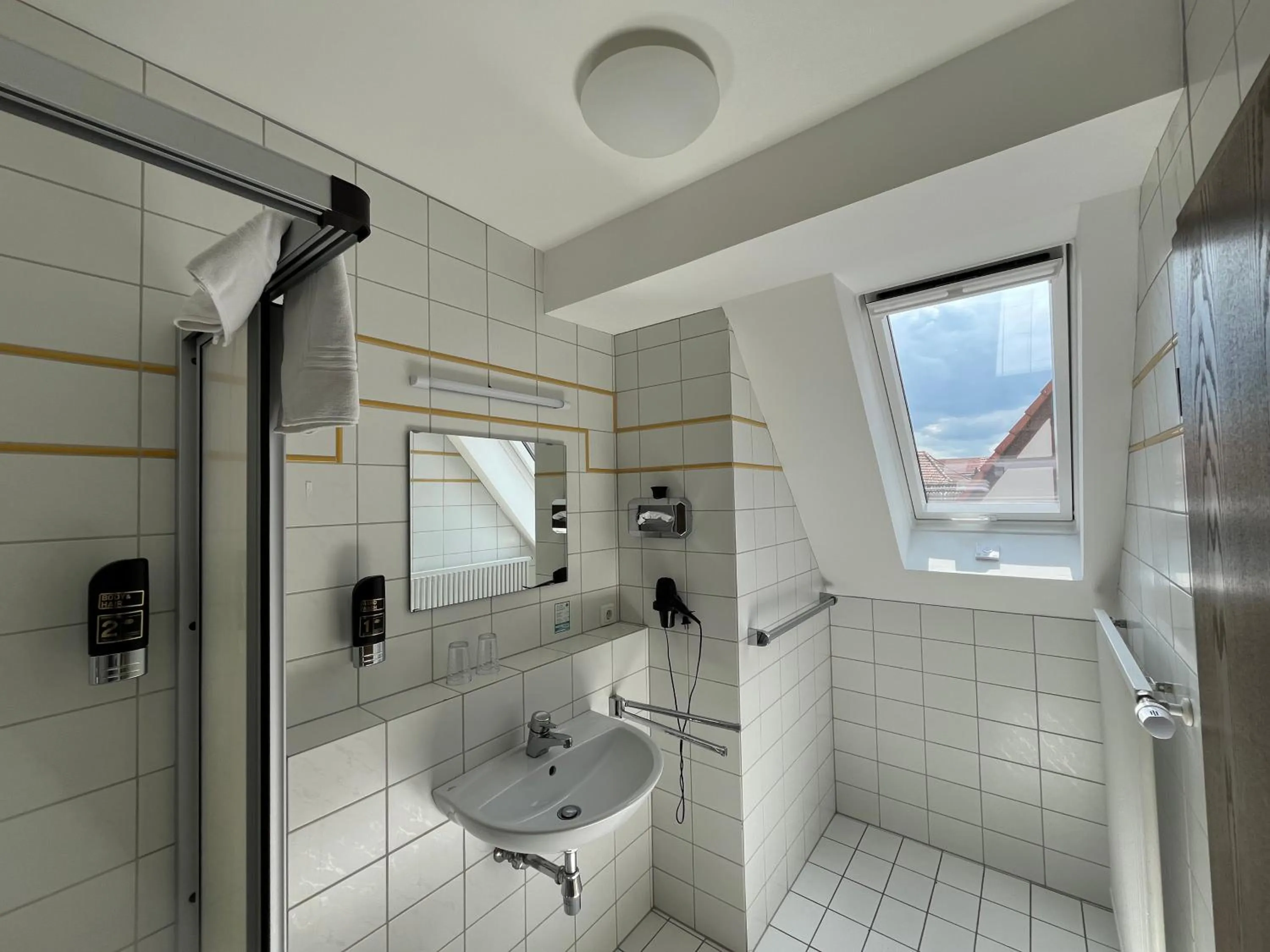 Shower in Pension Main-Art