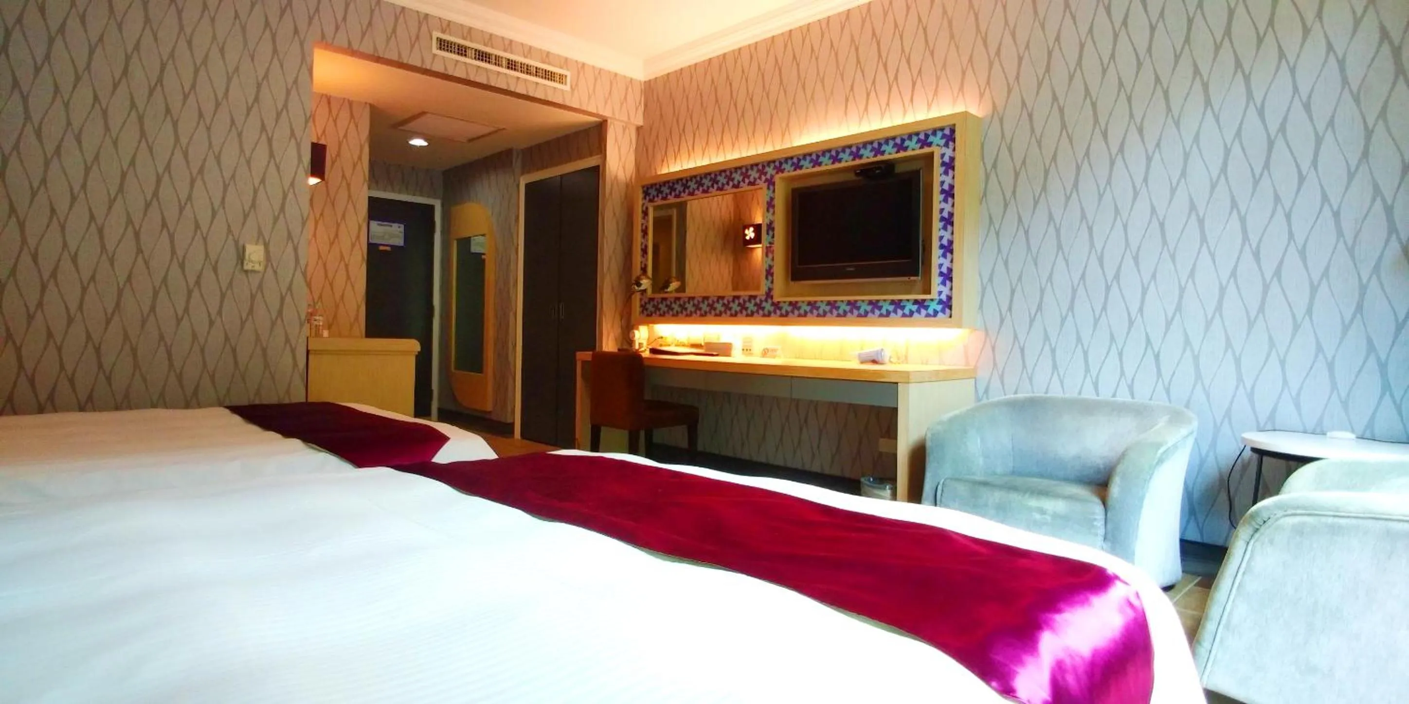 Photo of the whole room, Bed in Uni-Resort Mawutu