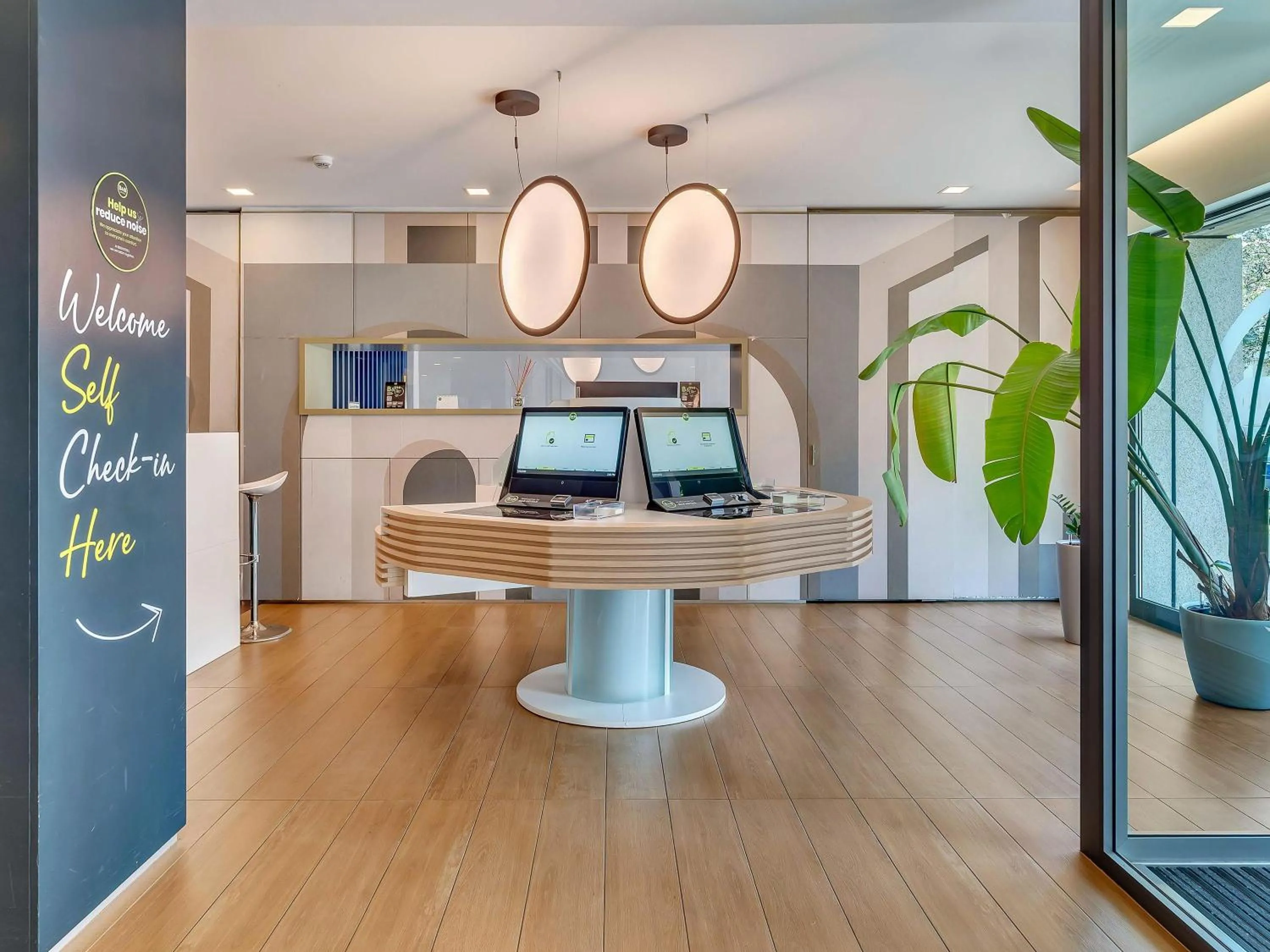 Lobby or reception in B&B HOTEL Milano Portello