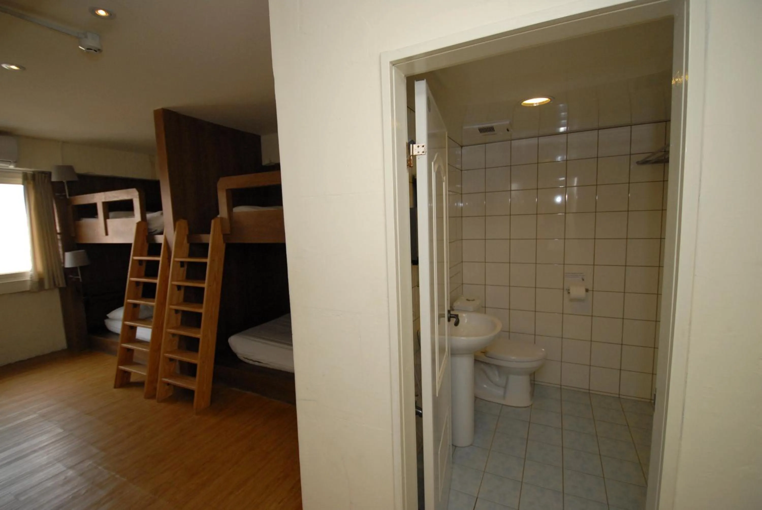 Bathroom in Mr. Lobster’s Secret Den design hostel