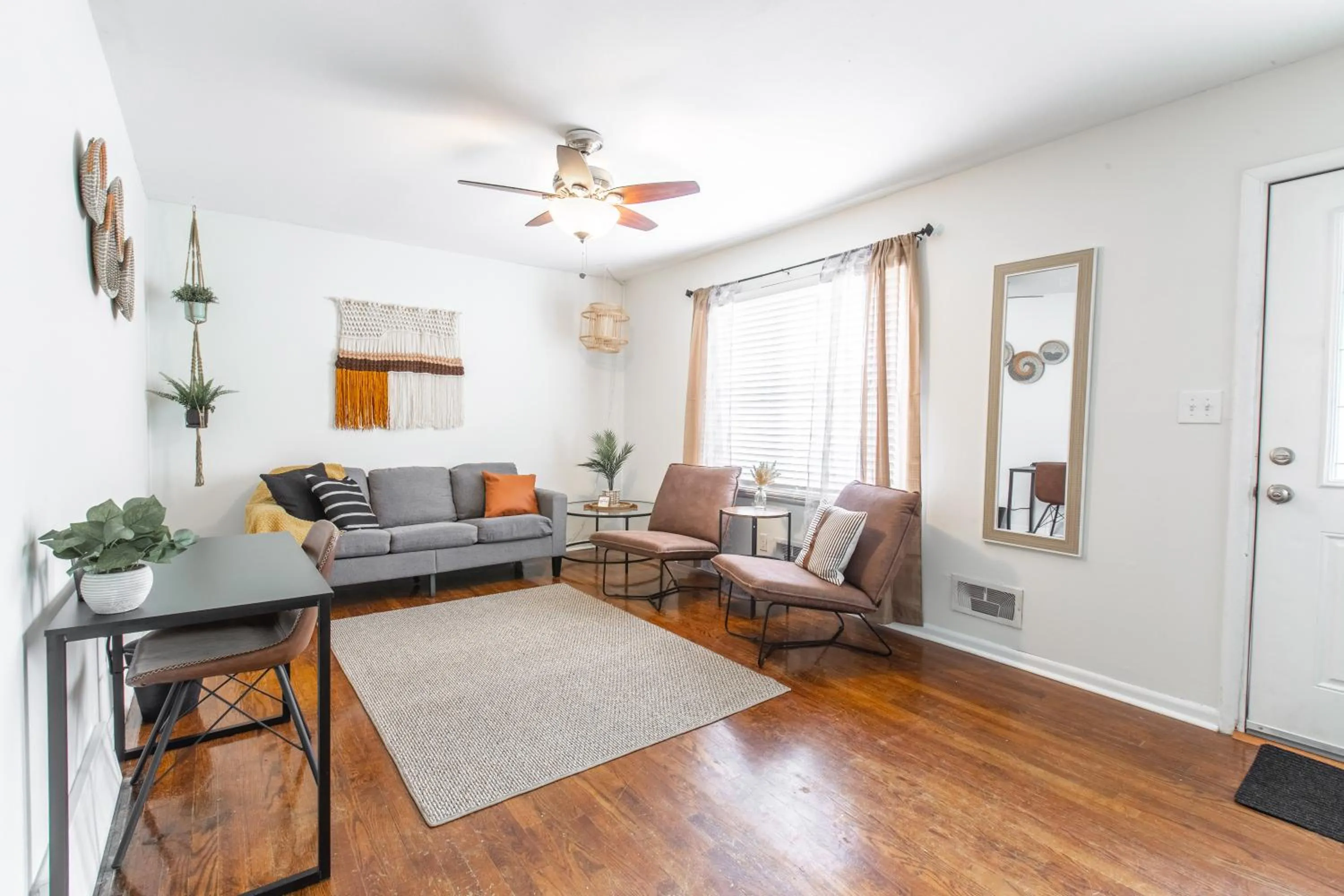 Living room in 3 Bedrooms House in Waldo Kansas City